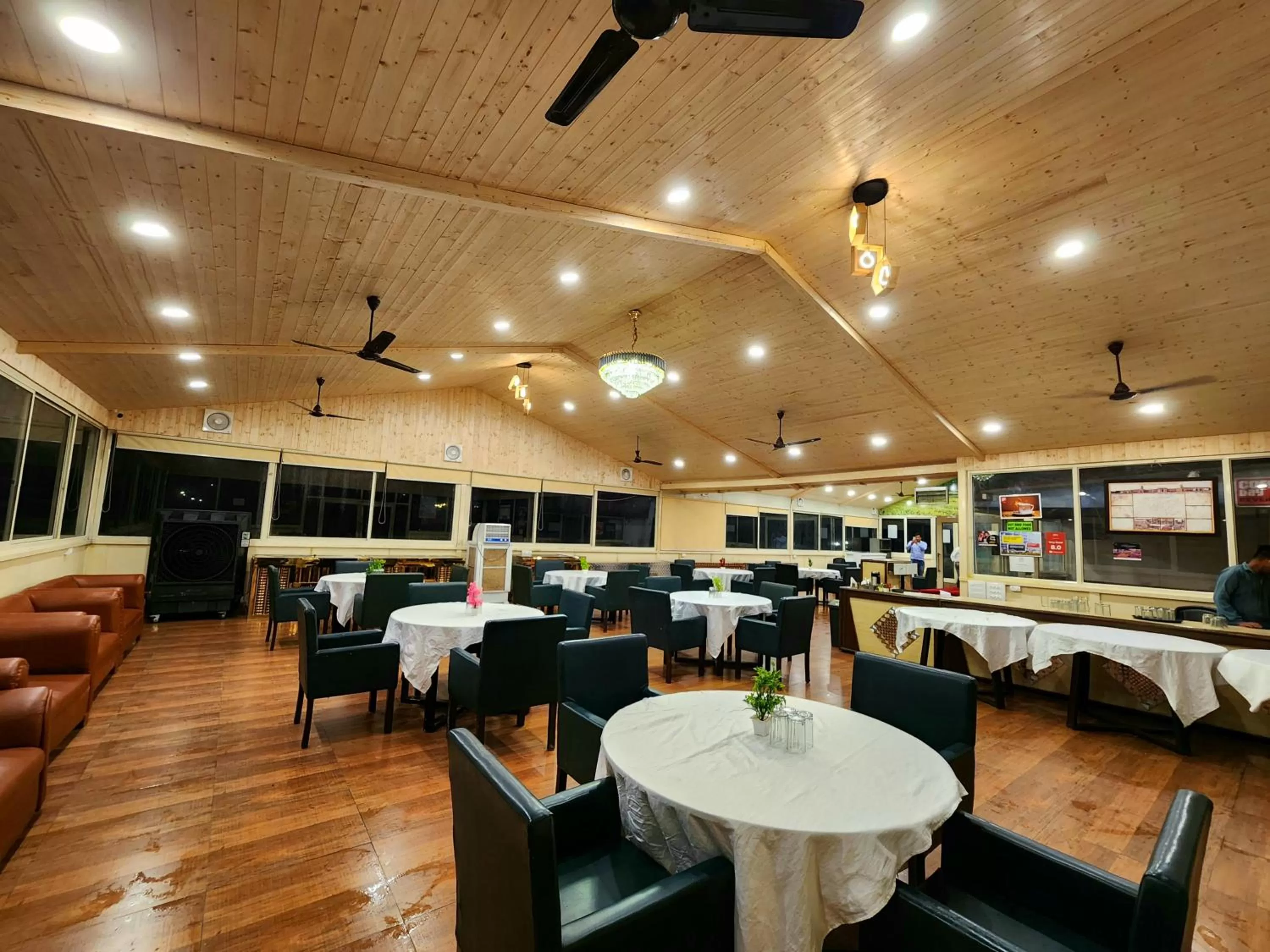 Restaurant/places to eat in Hotel Rajpur Heights