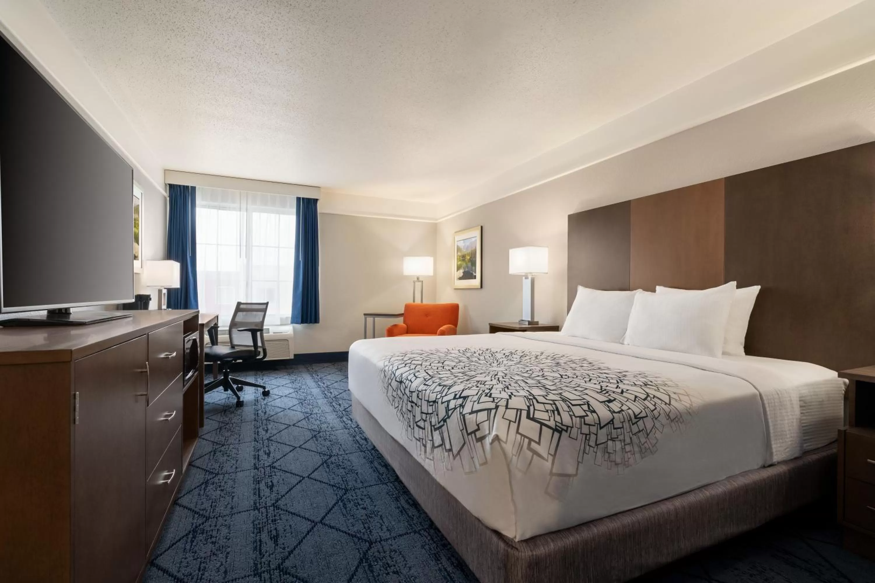 Photo of the whole room, Bed in La Quinta Inn and Suites by Wyndham at WaTiki Waterpark