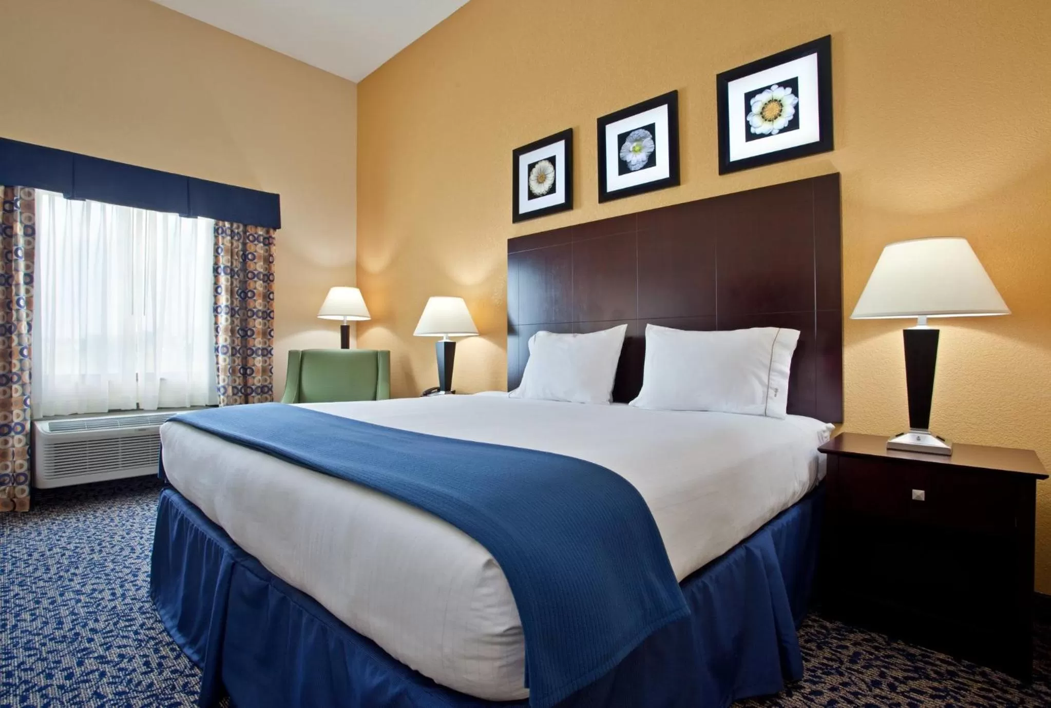 Bedroom in Holiday Inn Express Hotel and Suites Akron South-Airport Area by IHG