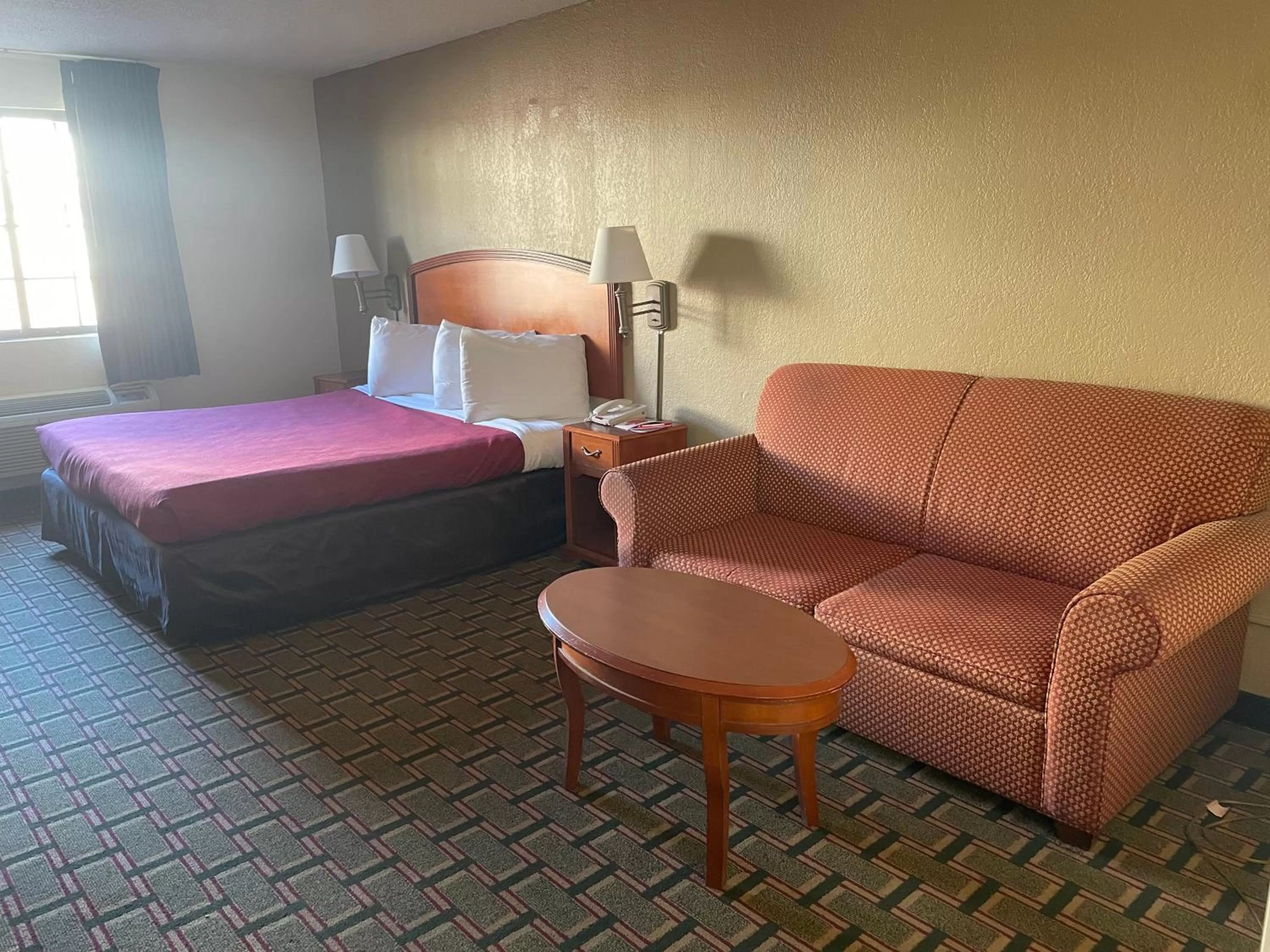 Seating area, Bed in Econo Lodge