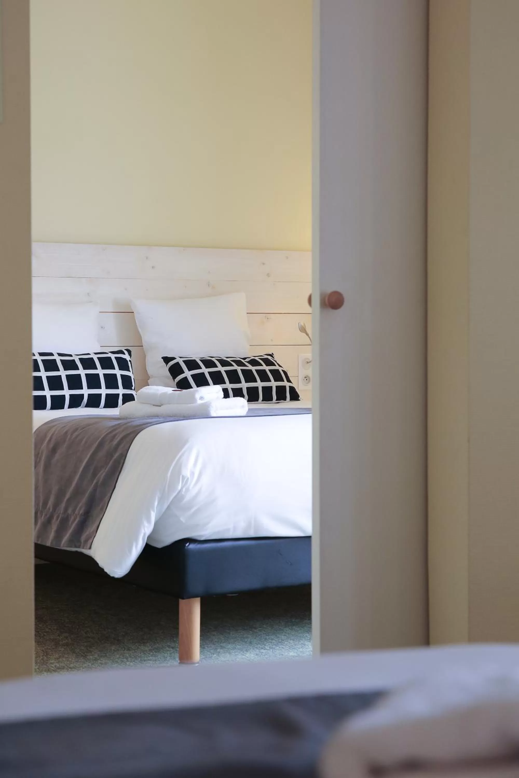 Bed in Hôtel La Couronne