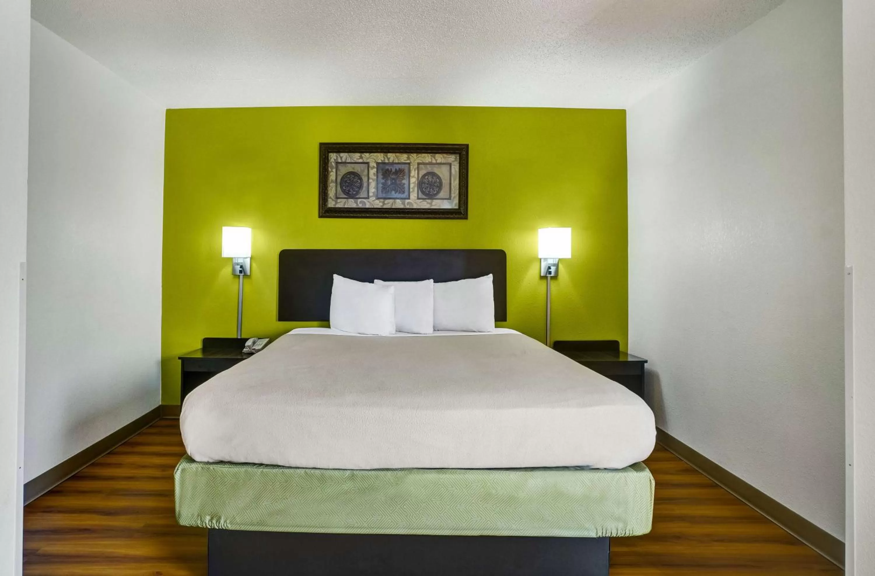 Photo of the whole room, Bed in Motel 6-Lawrenceville, NJ