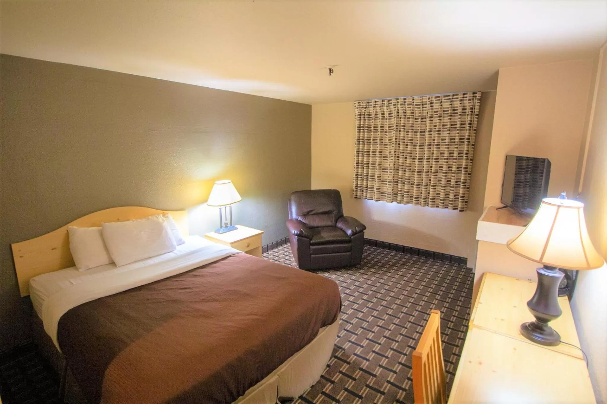 Bedroom, Bed in FairBridge Inn - Coeur d'Alene