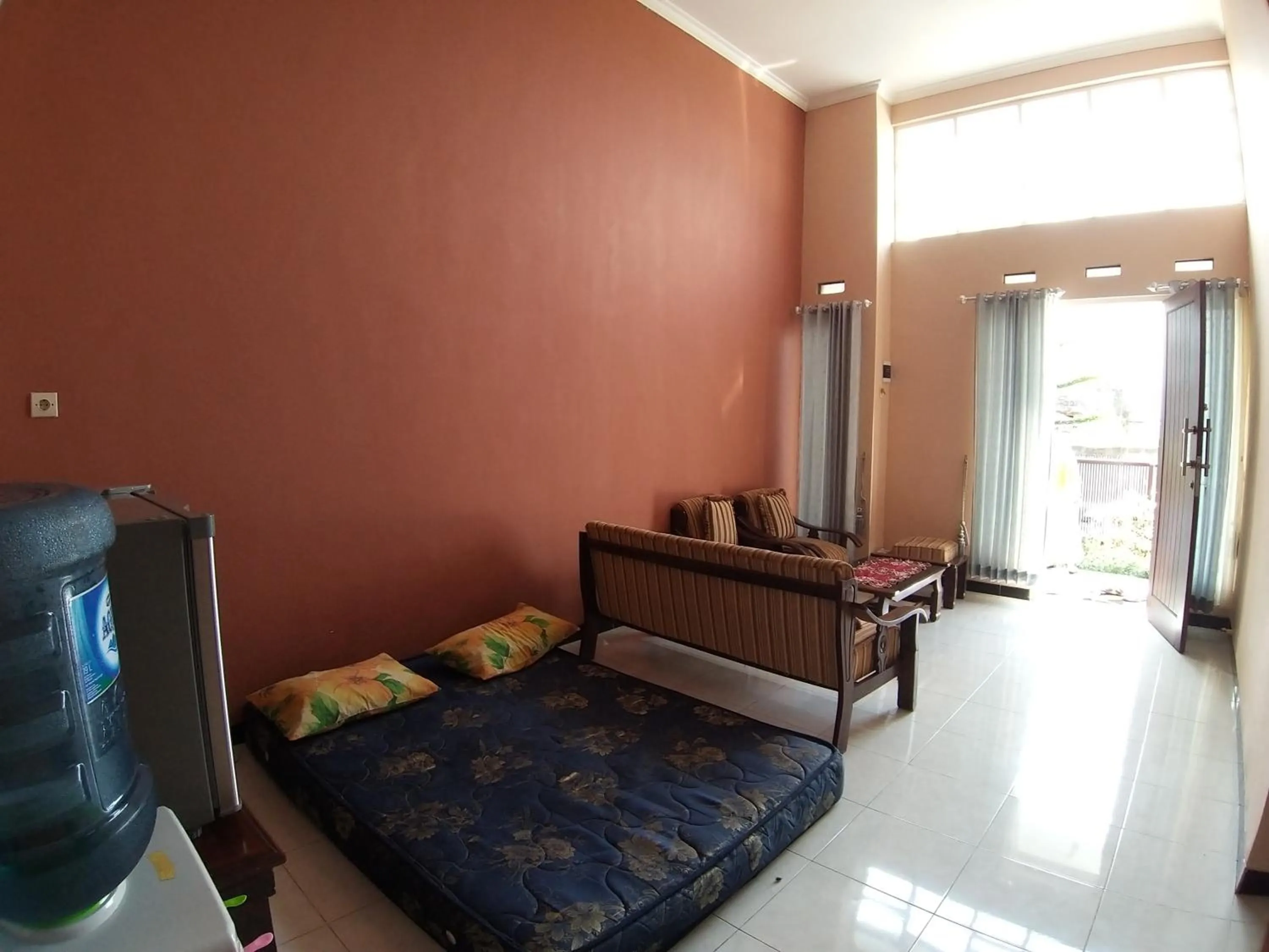 Communal lounge/ TV room, Bed in Ken's Villa 8