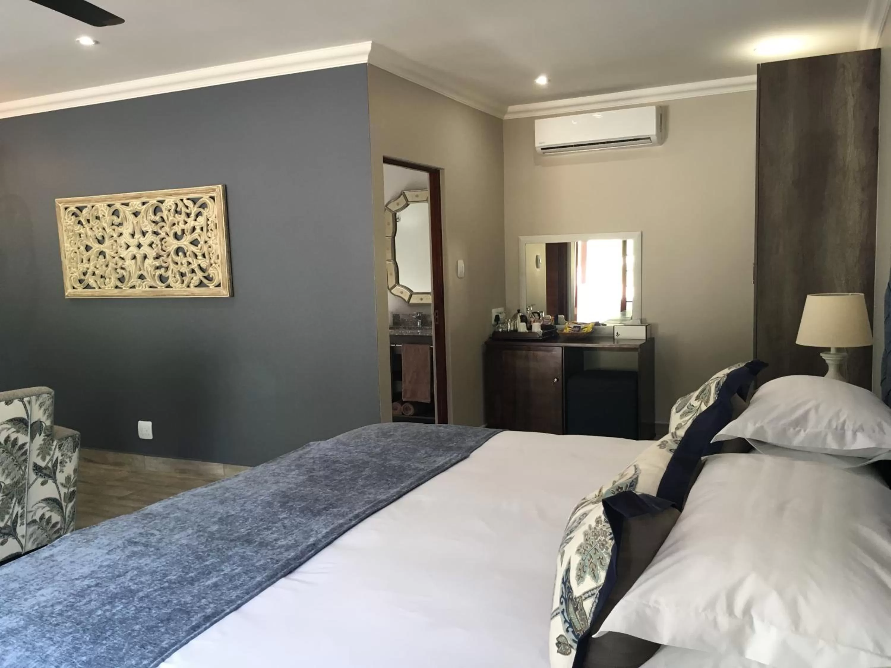 Photo of the whole room, Bed in Nut Grove Boutique Hotel