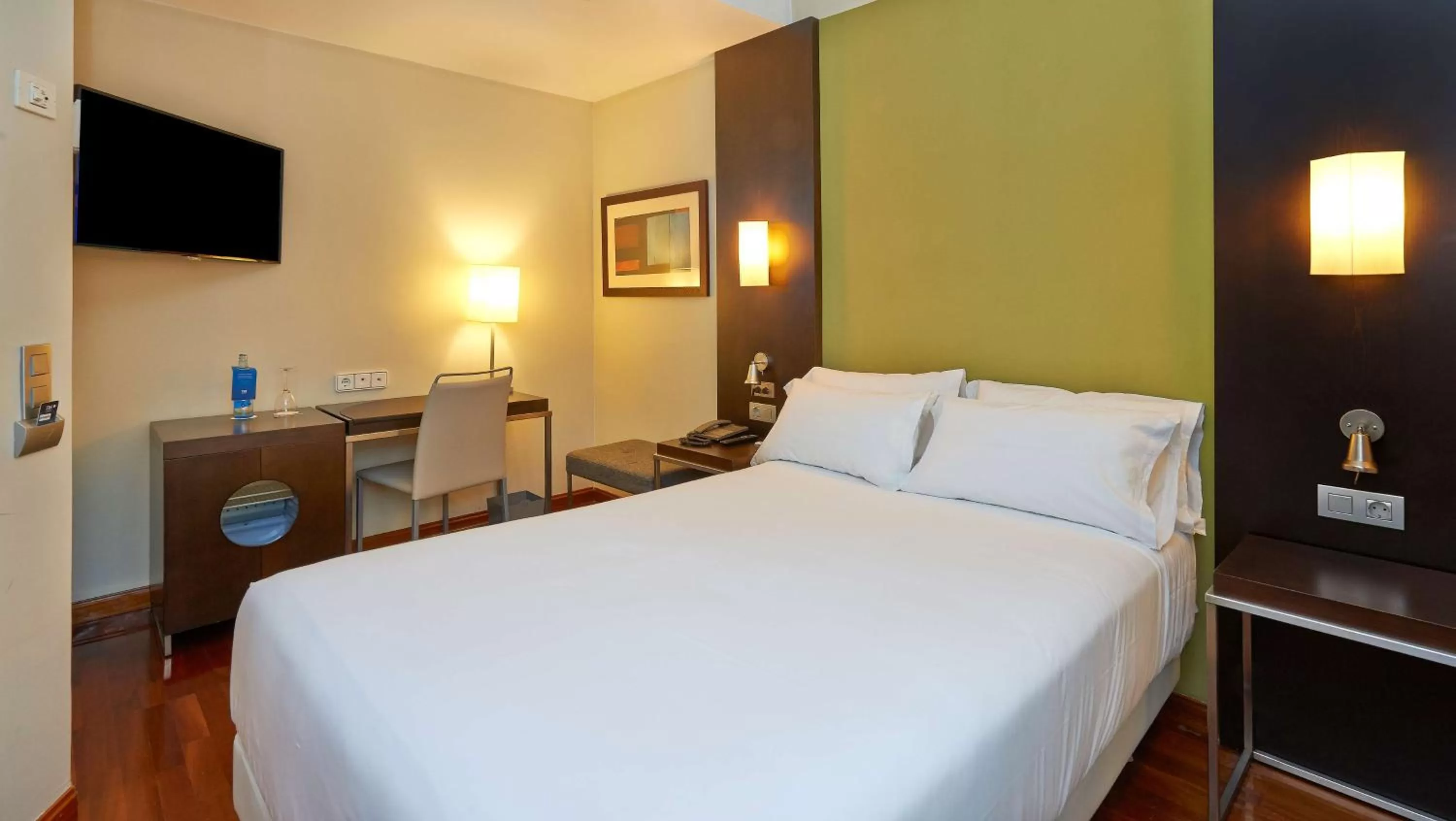 Bedroom, Bed in NH Sport