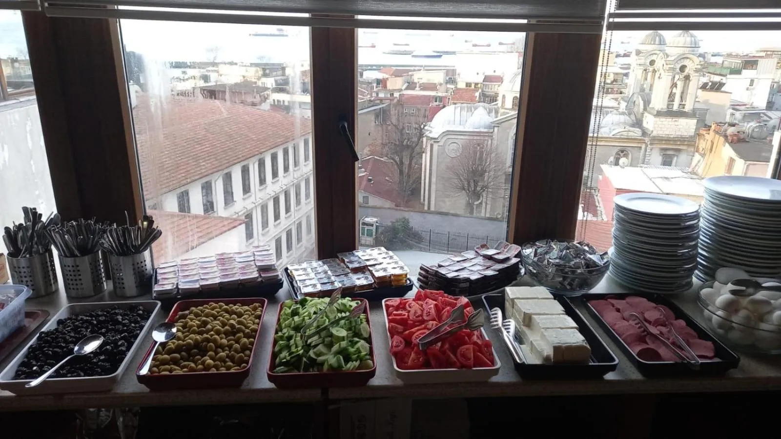 Restaurant/places to eat in Grand Liza Hotel