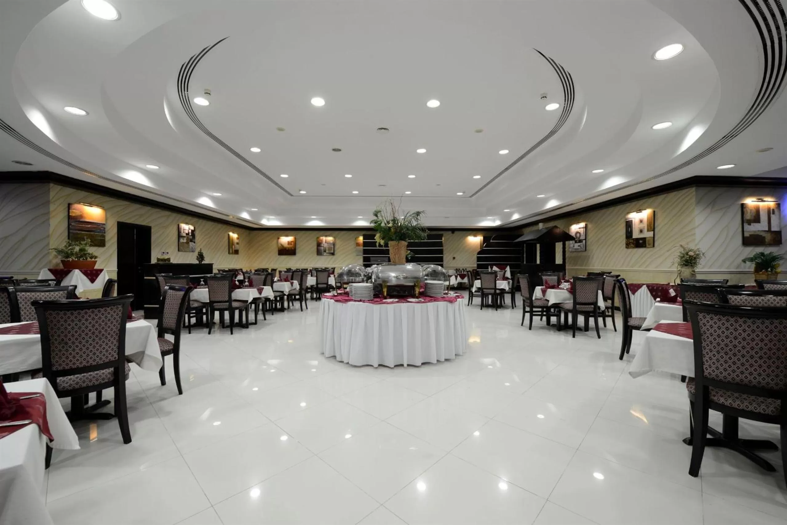 Restaurant/places to eat in Royal Beach Hotel & Resort