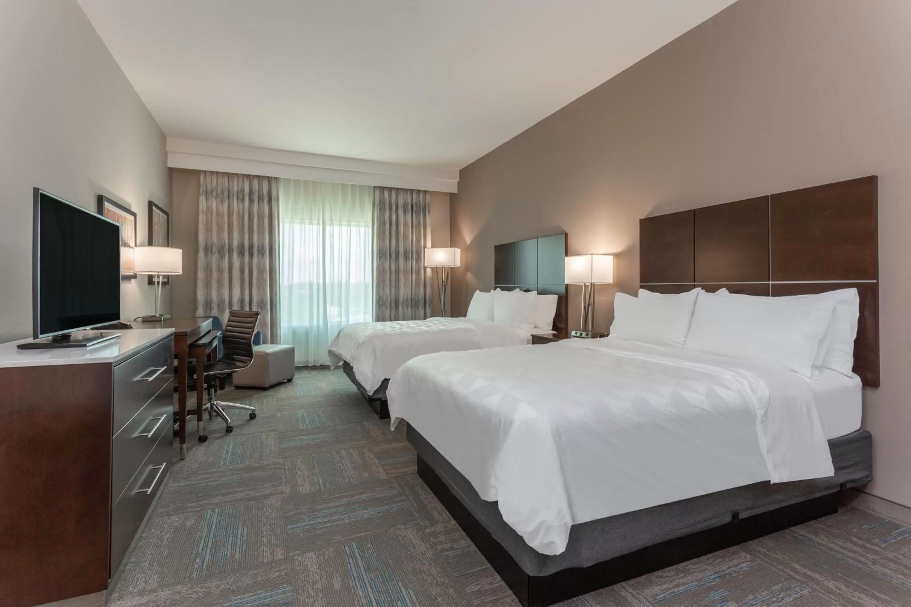 Photo of the whole room, Bed in Holiday Inn & Suites - Jefferson City by IHG