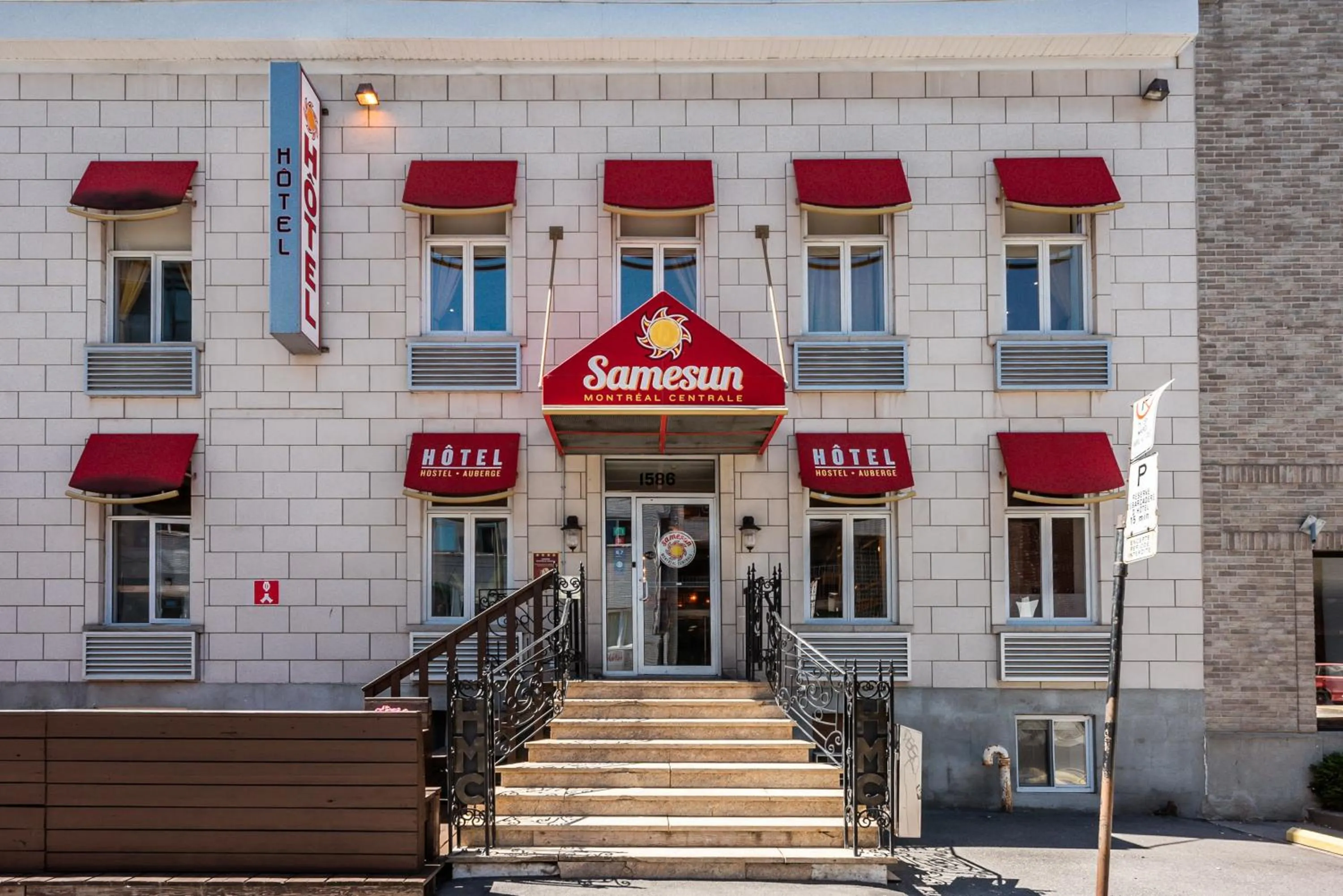 Facade/entrance in Samesun Montreal Hotel & Hostel