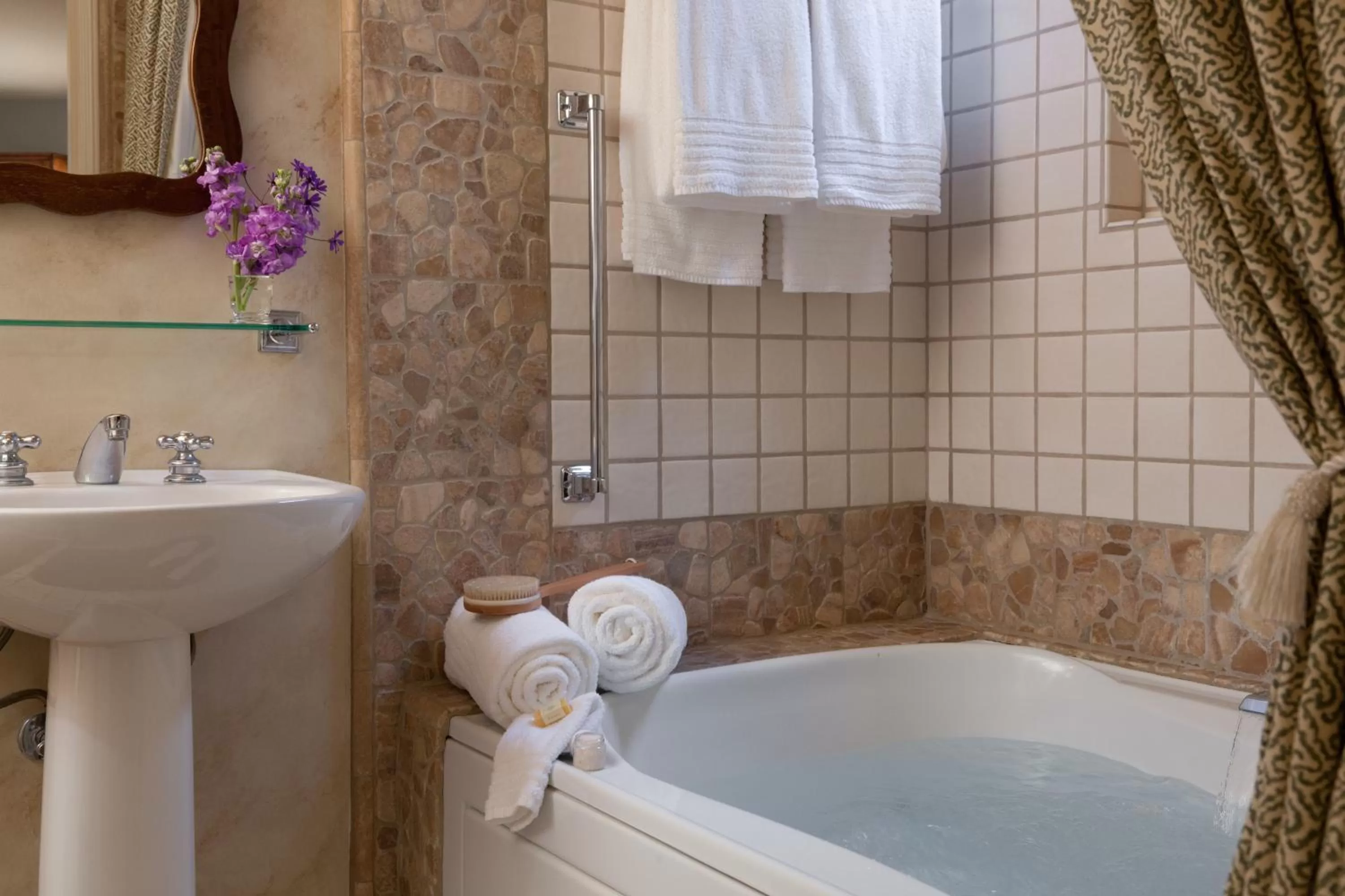 Bathroom in Old Monterey Inn