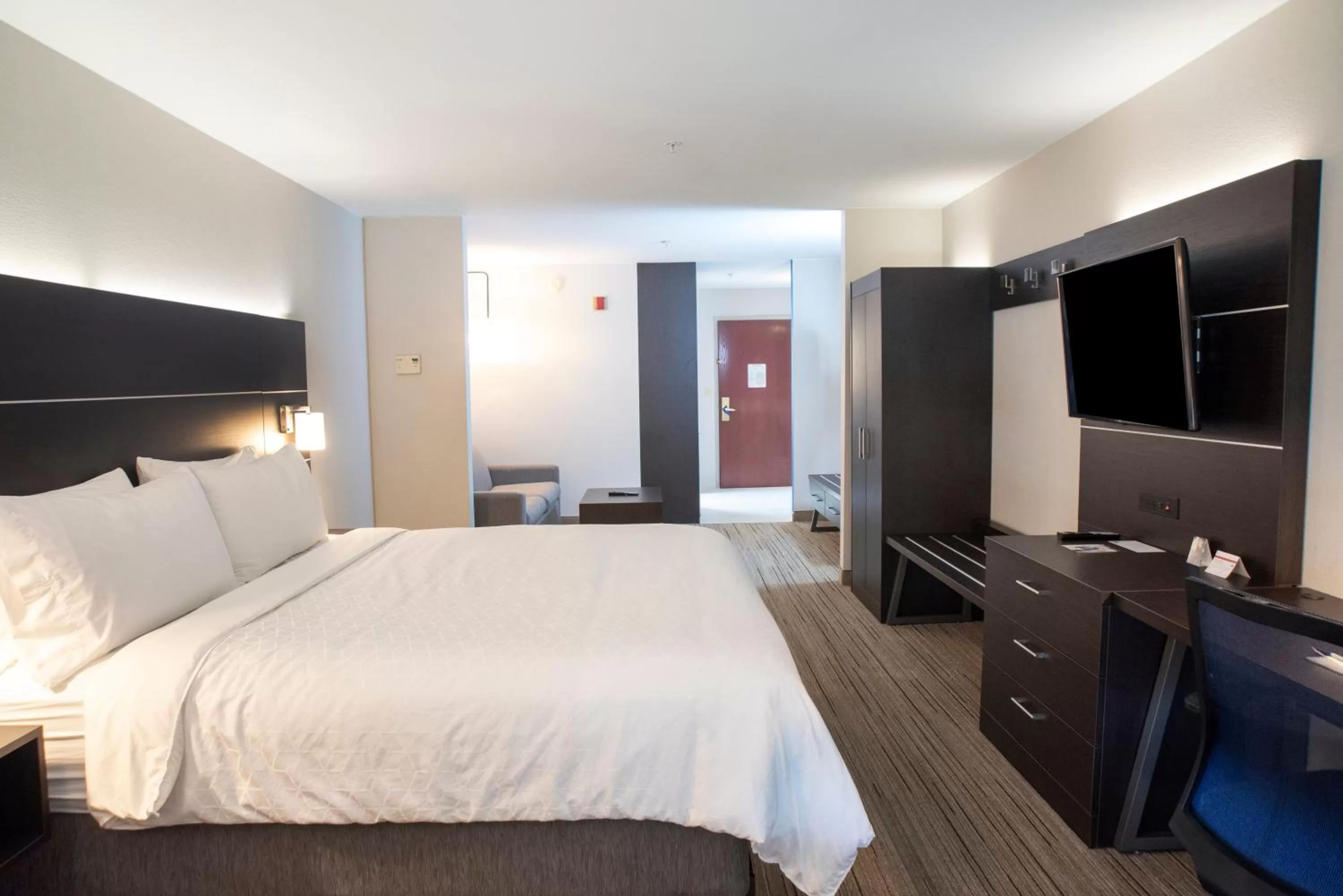 Photo of the whole room, Bed in Holiday Inn Express Hotel & Suites Chester by IHG