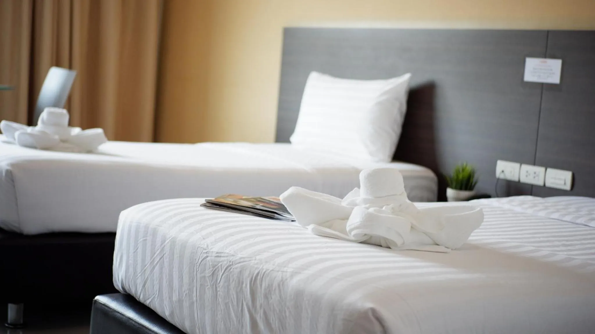 Bedroom, Bed in 14 Living