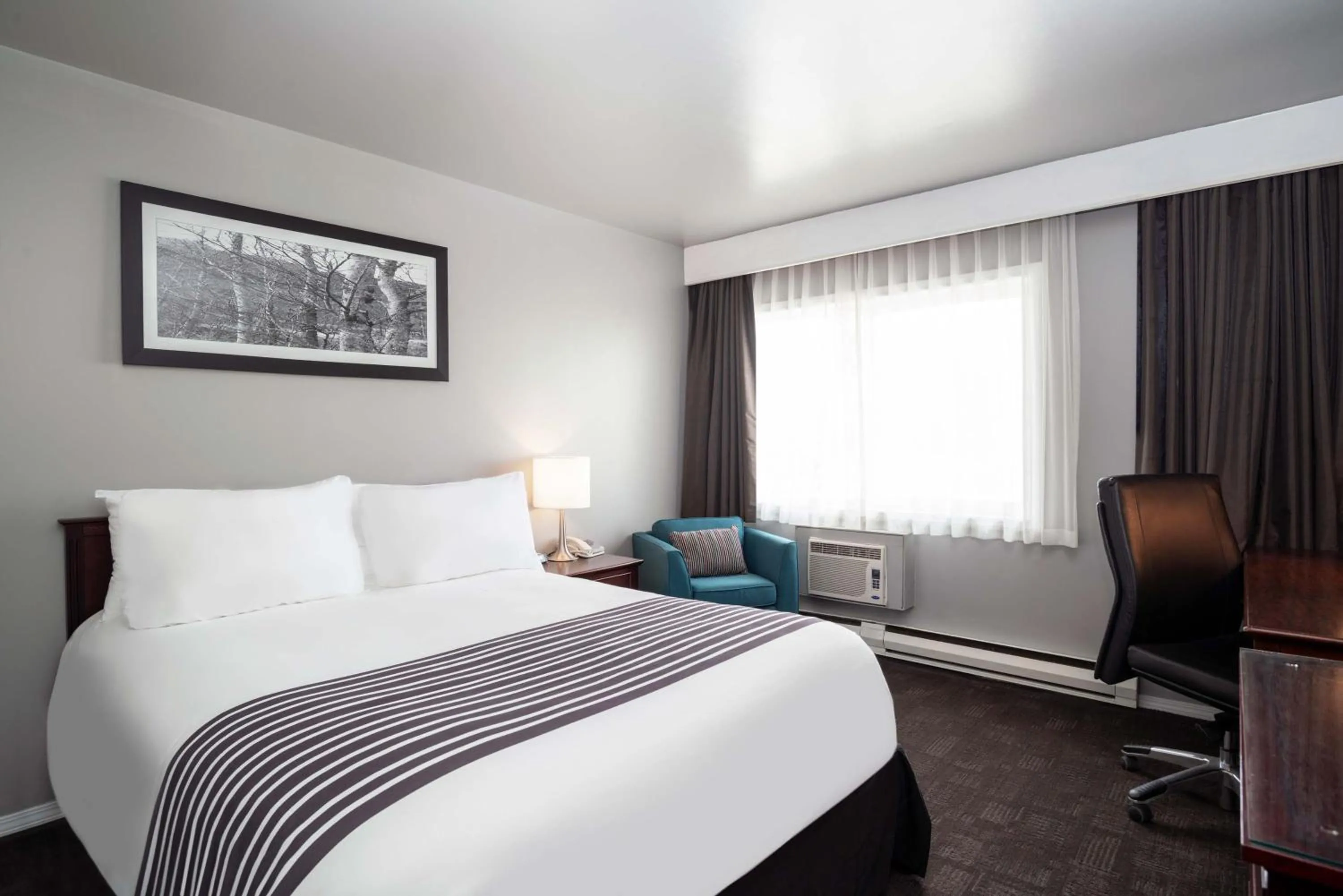 Photo of the whole room, Bed in Sandman Inn Cache Creek