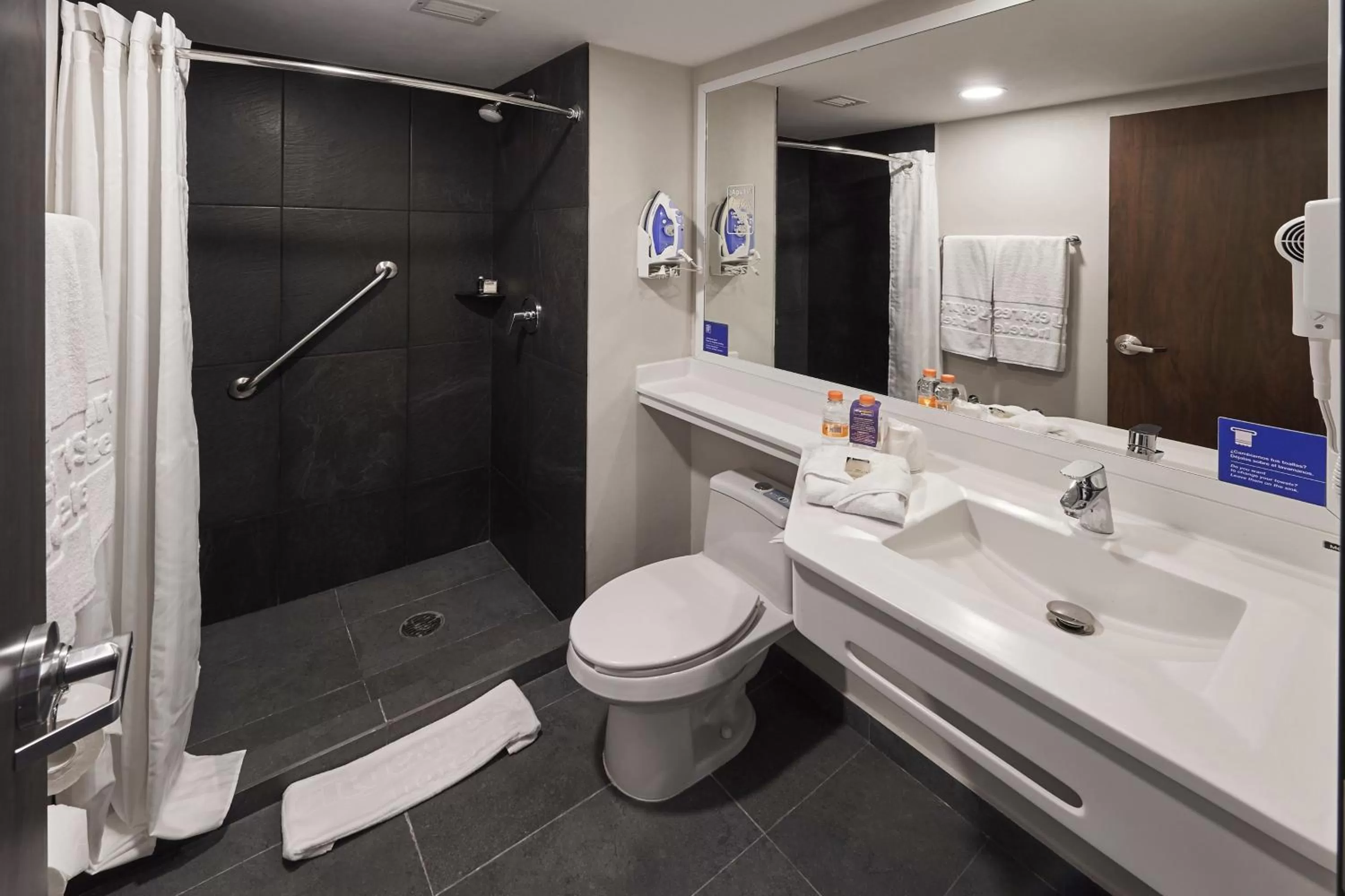 Bathroom in City Express by Marriott Ciudad de México Tlalnepantla