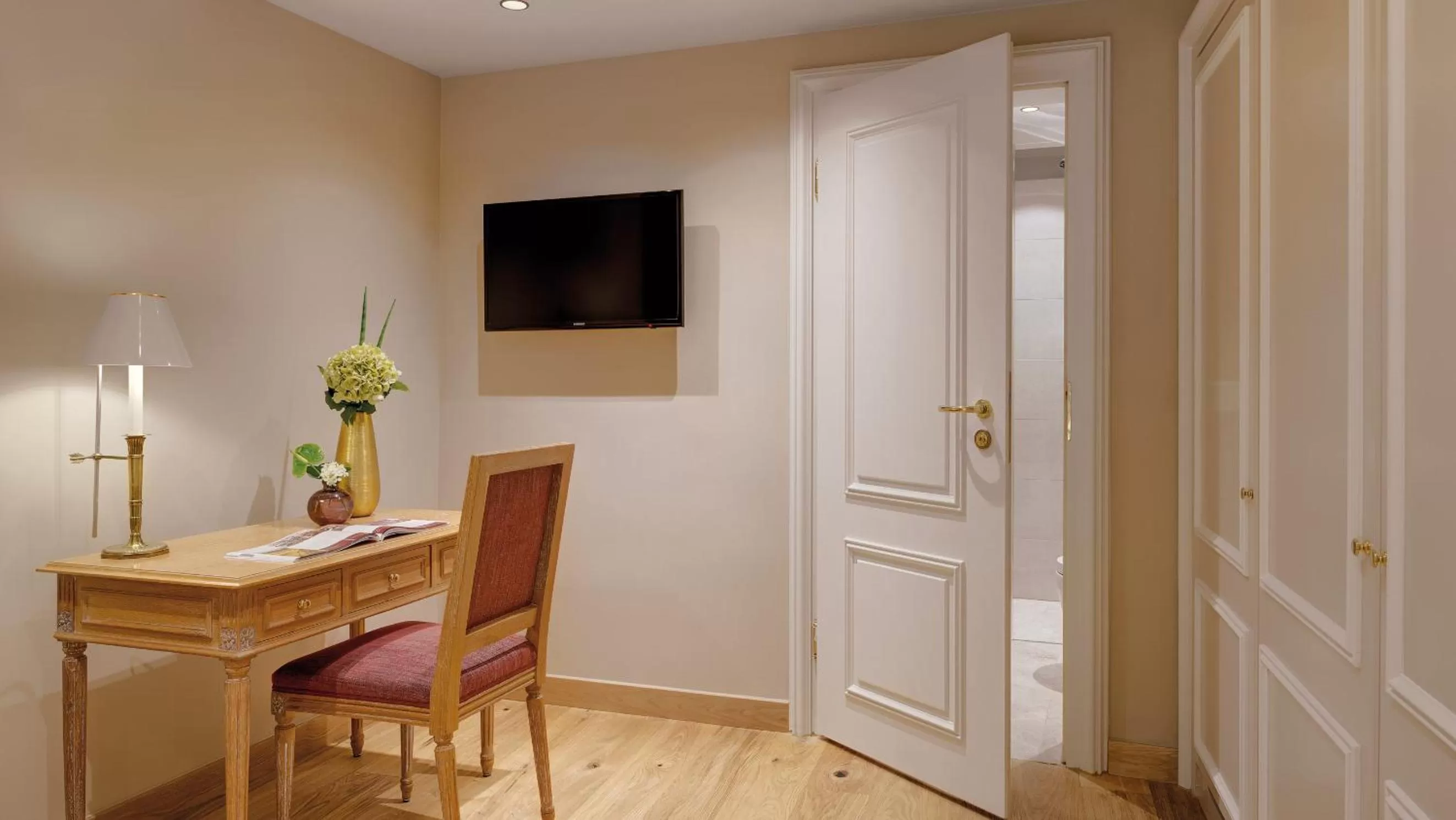 Decorative detail in Excelsior by Geisel