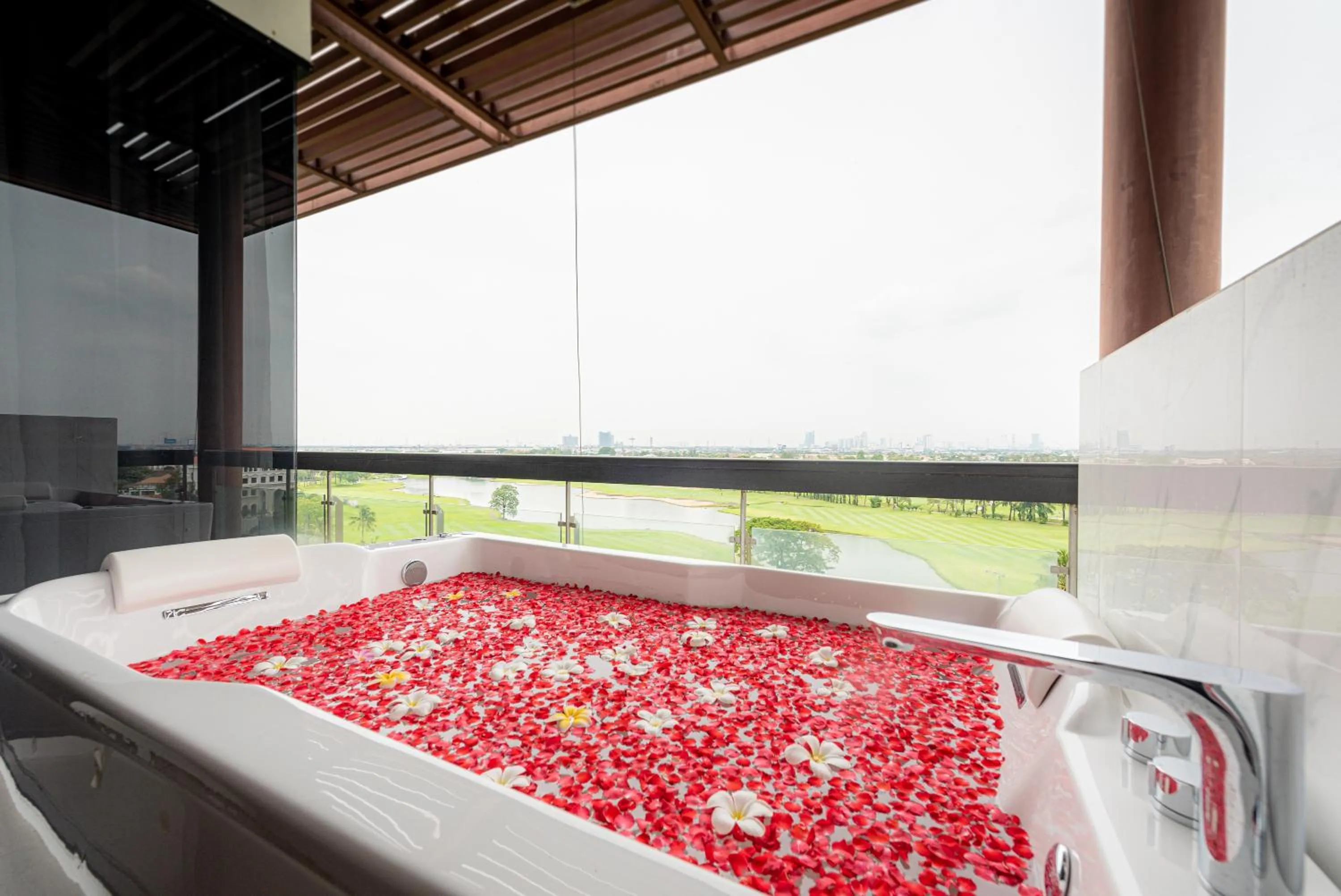 Balcony/Terrace in Summit Windmill Golf Suite Hotel at Suvarnabhumi