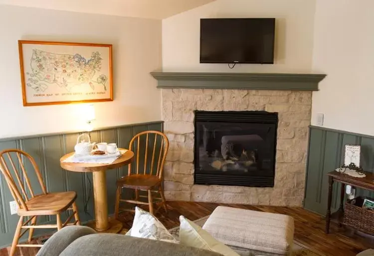 King Suite with Balcony in The Foxglove Inn King Suite with Balcony in The Foxglove Inn