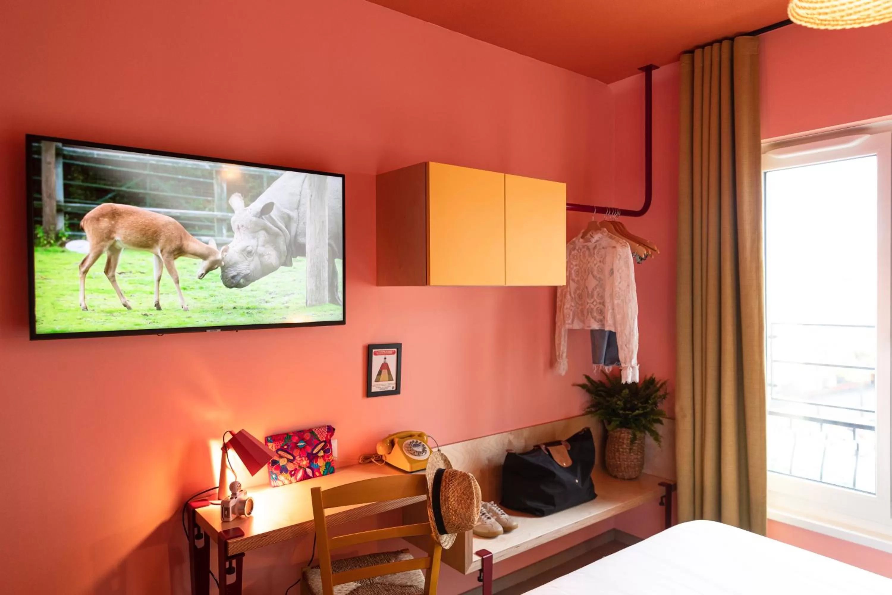 Seating area, Bed in PAUL & PIA - Welcome Home Hotel