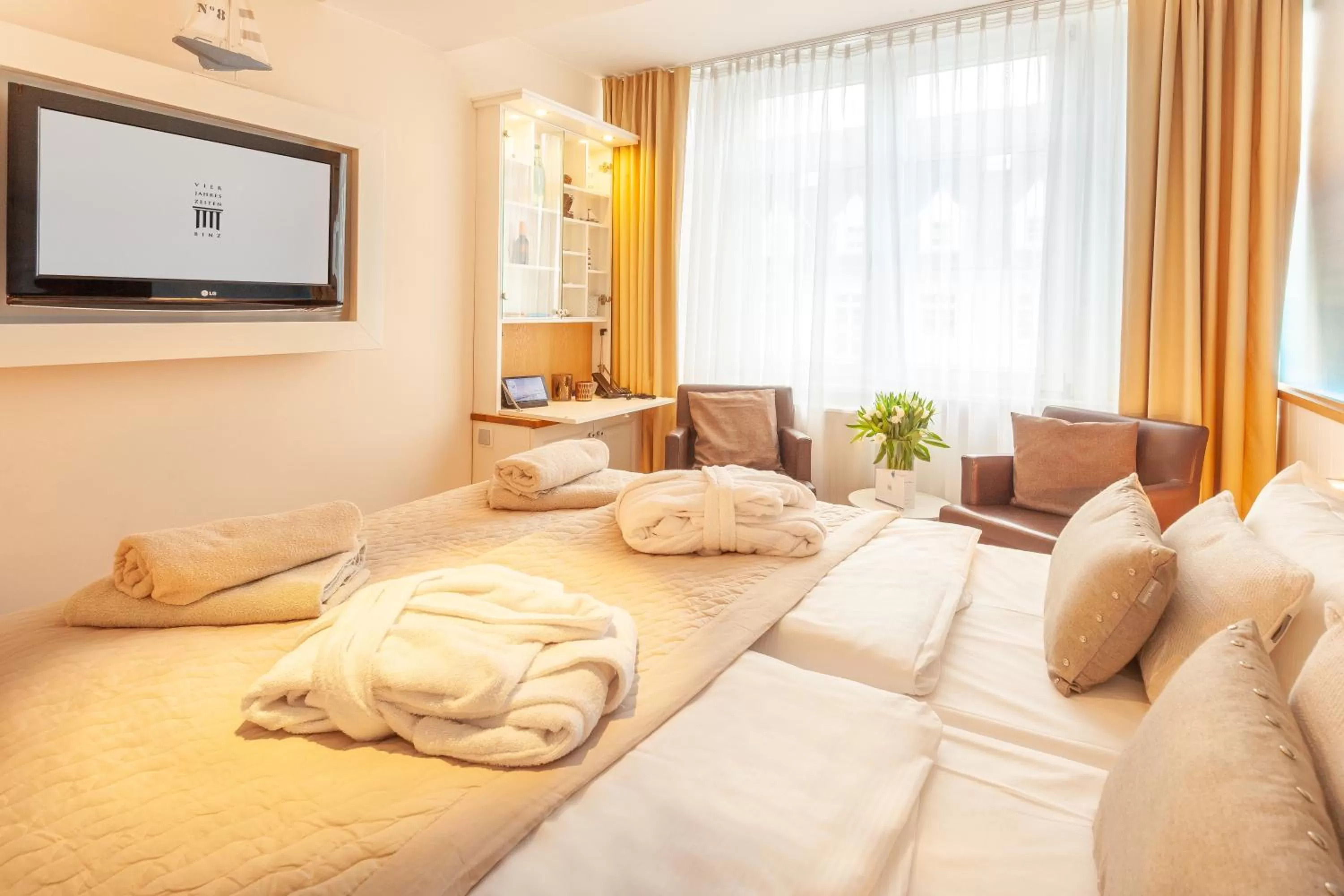 TV and multimedia, Bed in Hotel Vier Jahreszeiten Binz