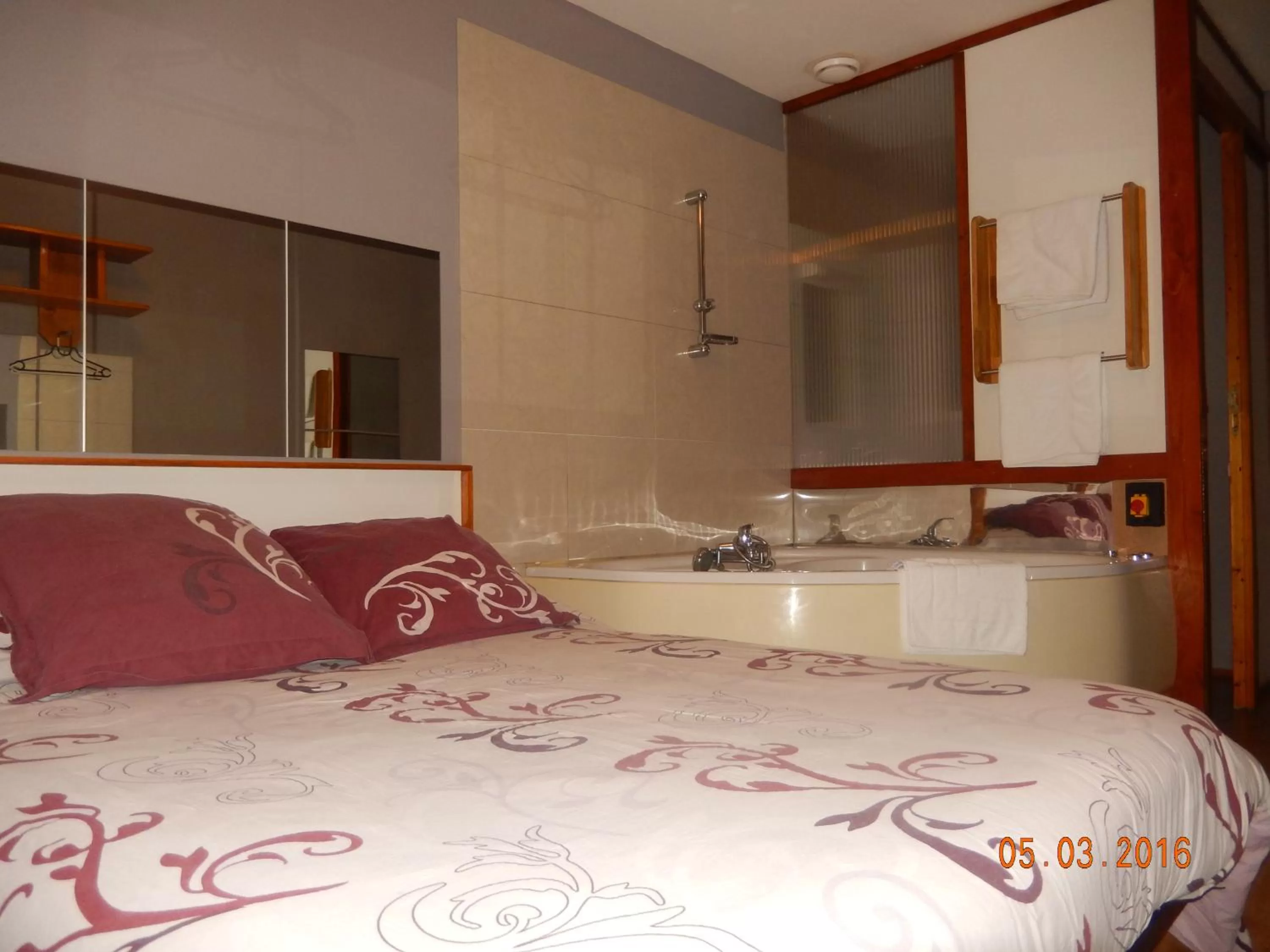 Hot Tub, Bed in Hôtel Eco Logis Espace Bellevue