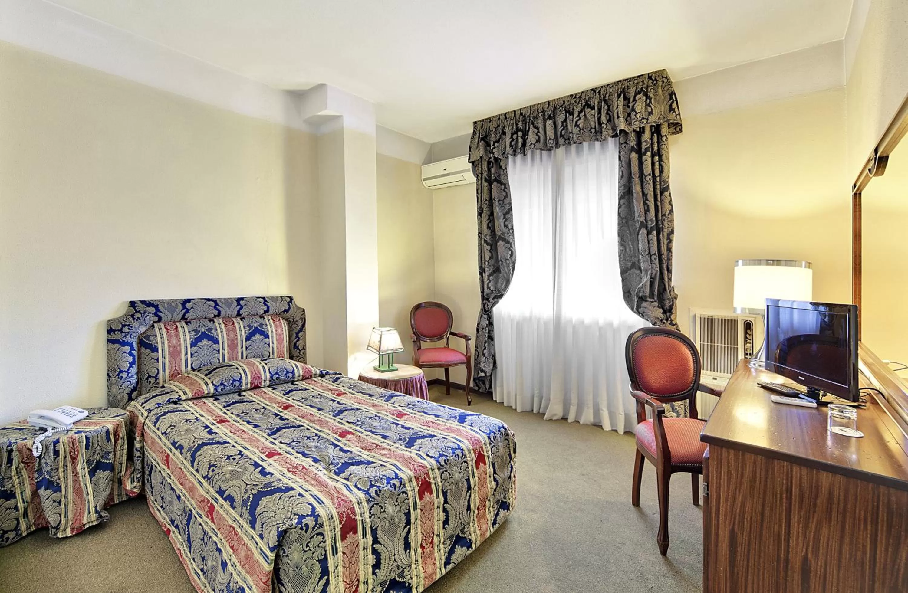 Photo of the whole room, Bed in Colonna Palace Hotel Mediterraneo