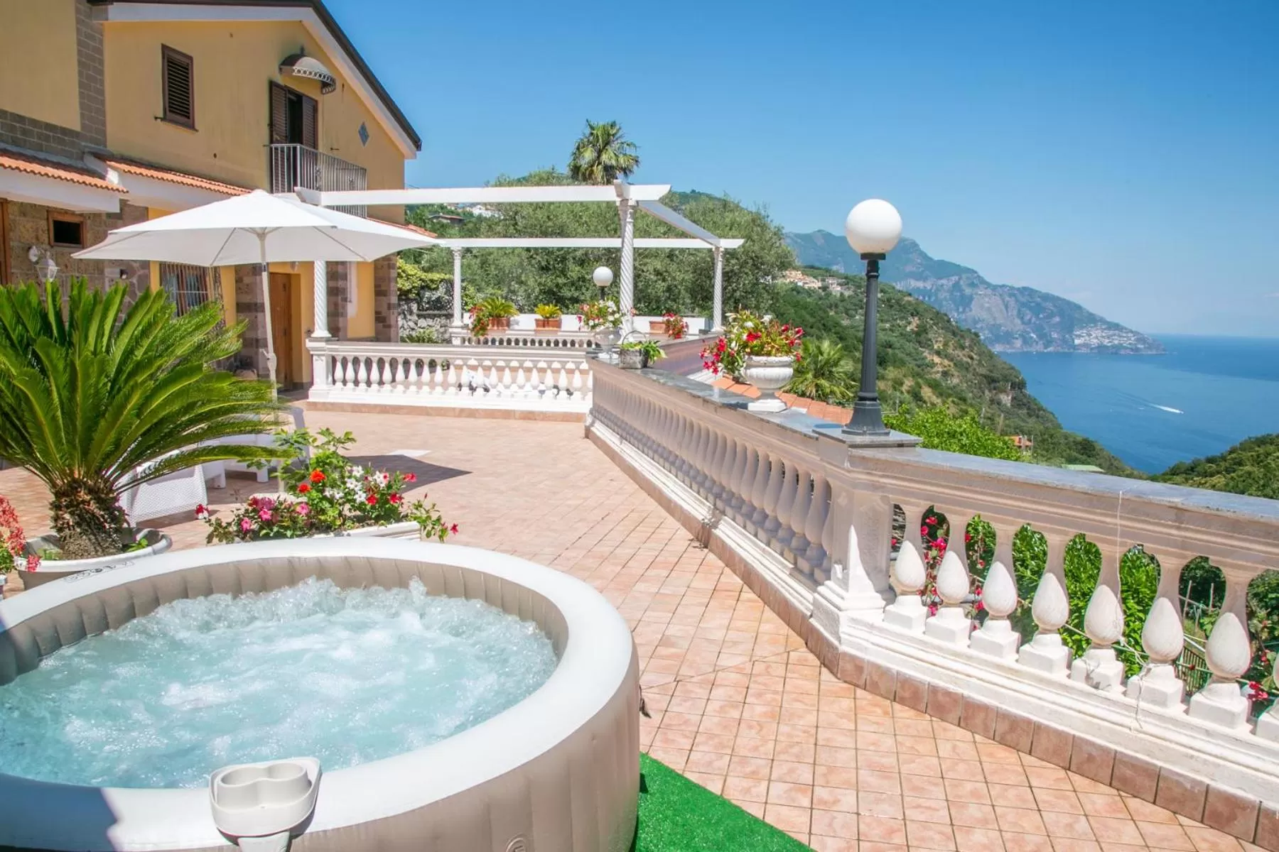 Solarium, Swimming Pool in Villa Costanza sorrento B&b