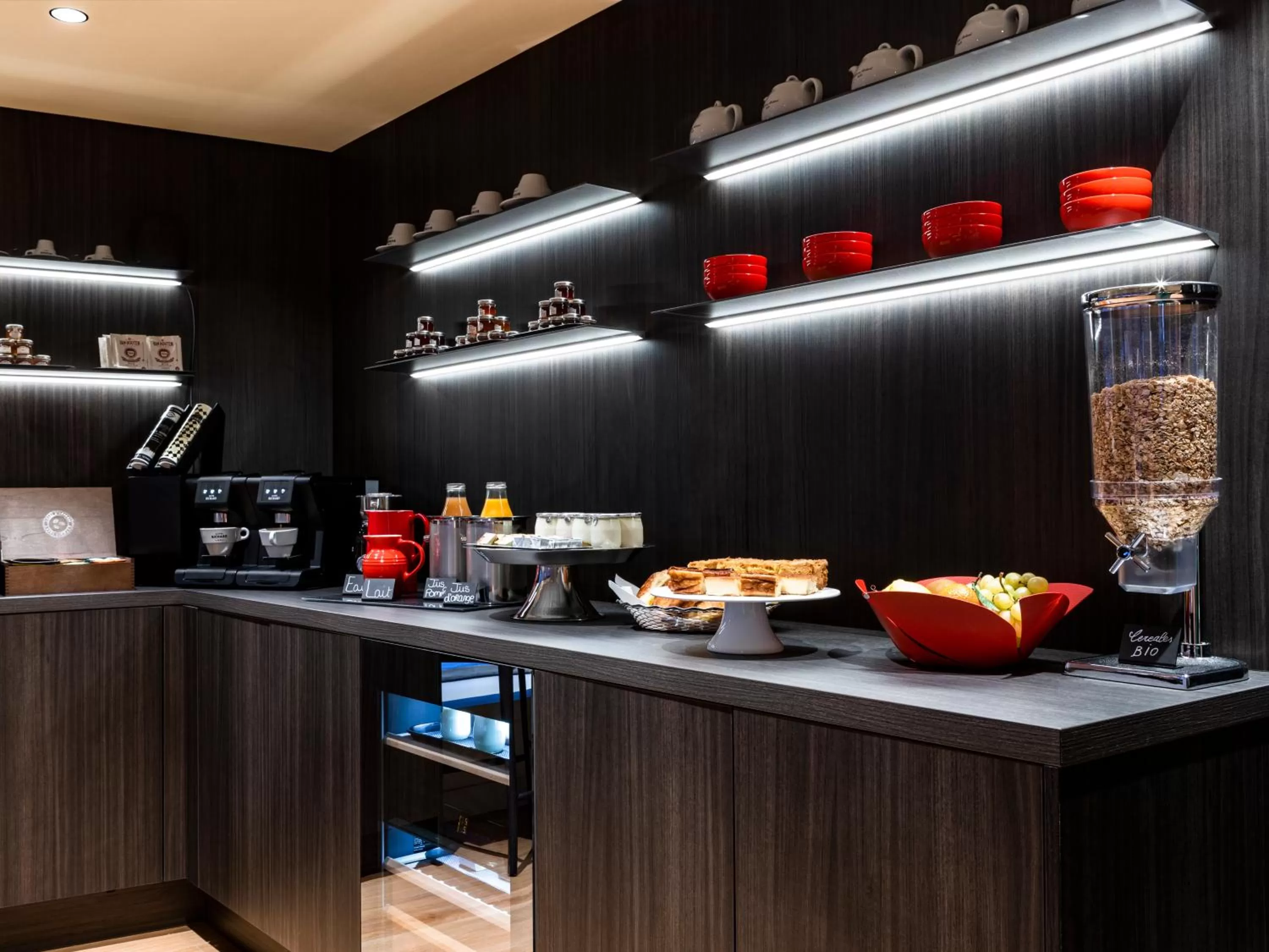 Continental breakfast in MOKA Hôtel centre-ville