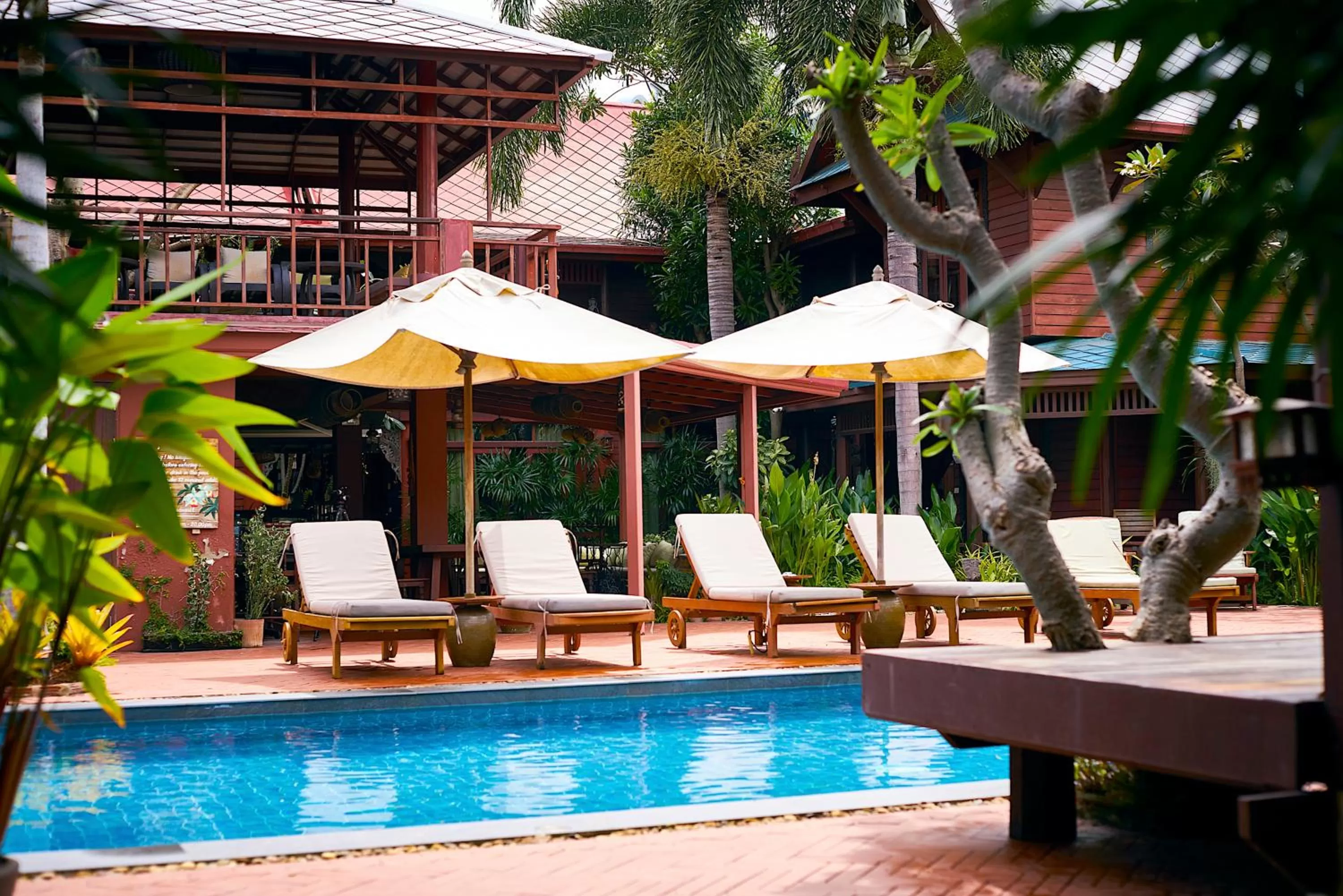 Swimming pool in Ruenkanok Thaihouse Resort