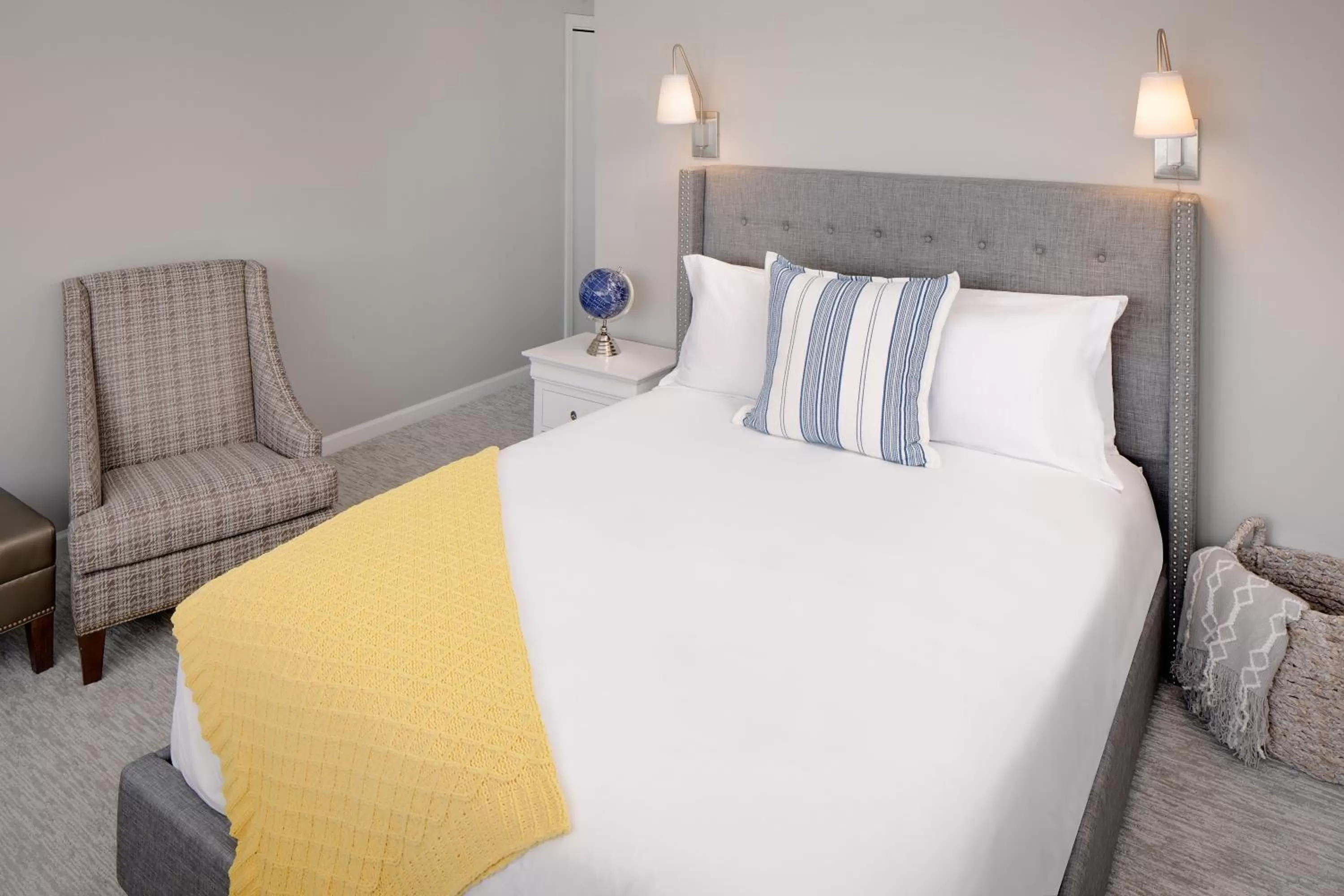 Bed in Inn at Harbor Hill Marina