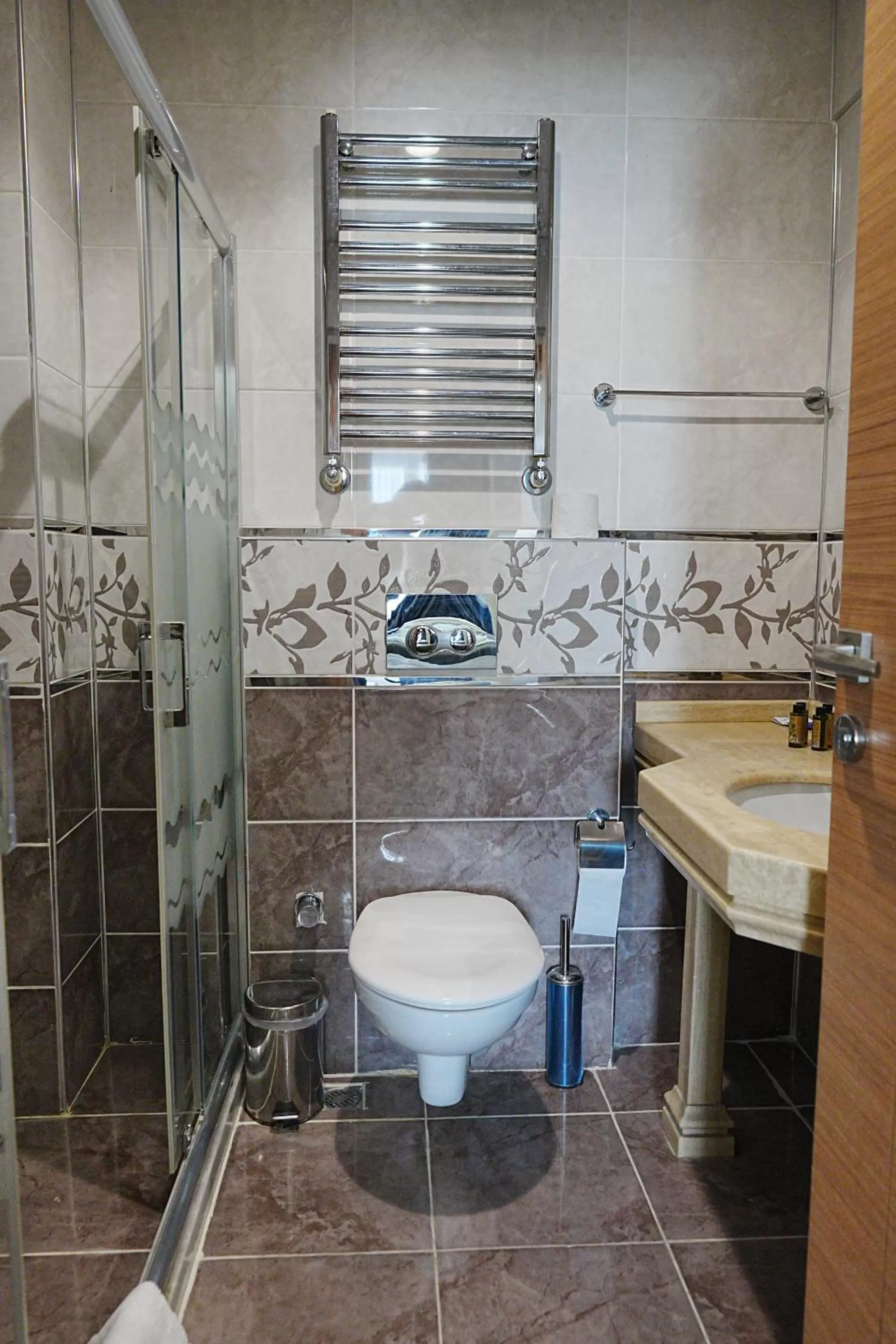 Bathroom in Reyyan Hotel