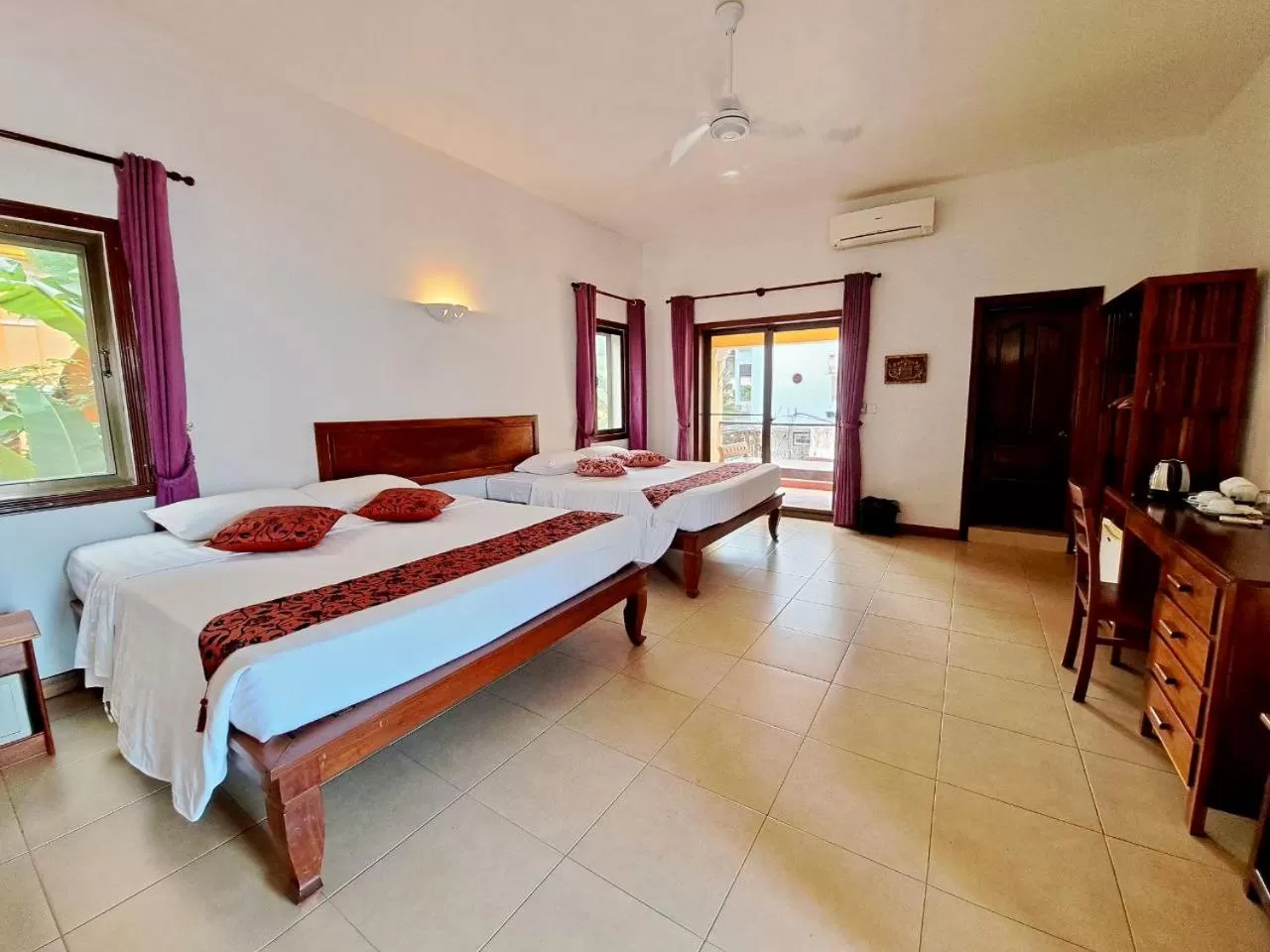 Bed in DEN HOTEL TOTONOU SIEM REAP