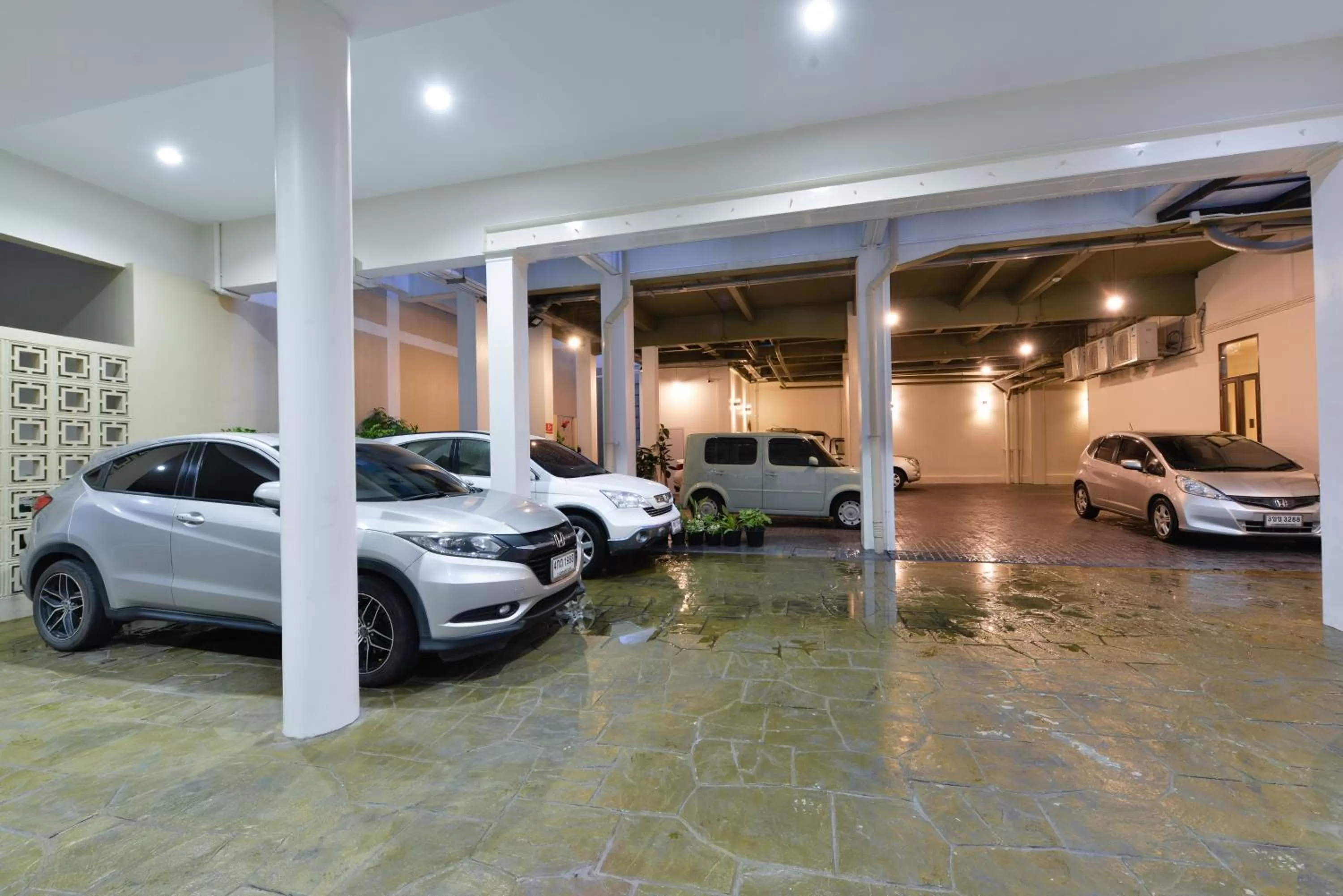 Parking in Oldthaiheng Hotel