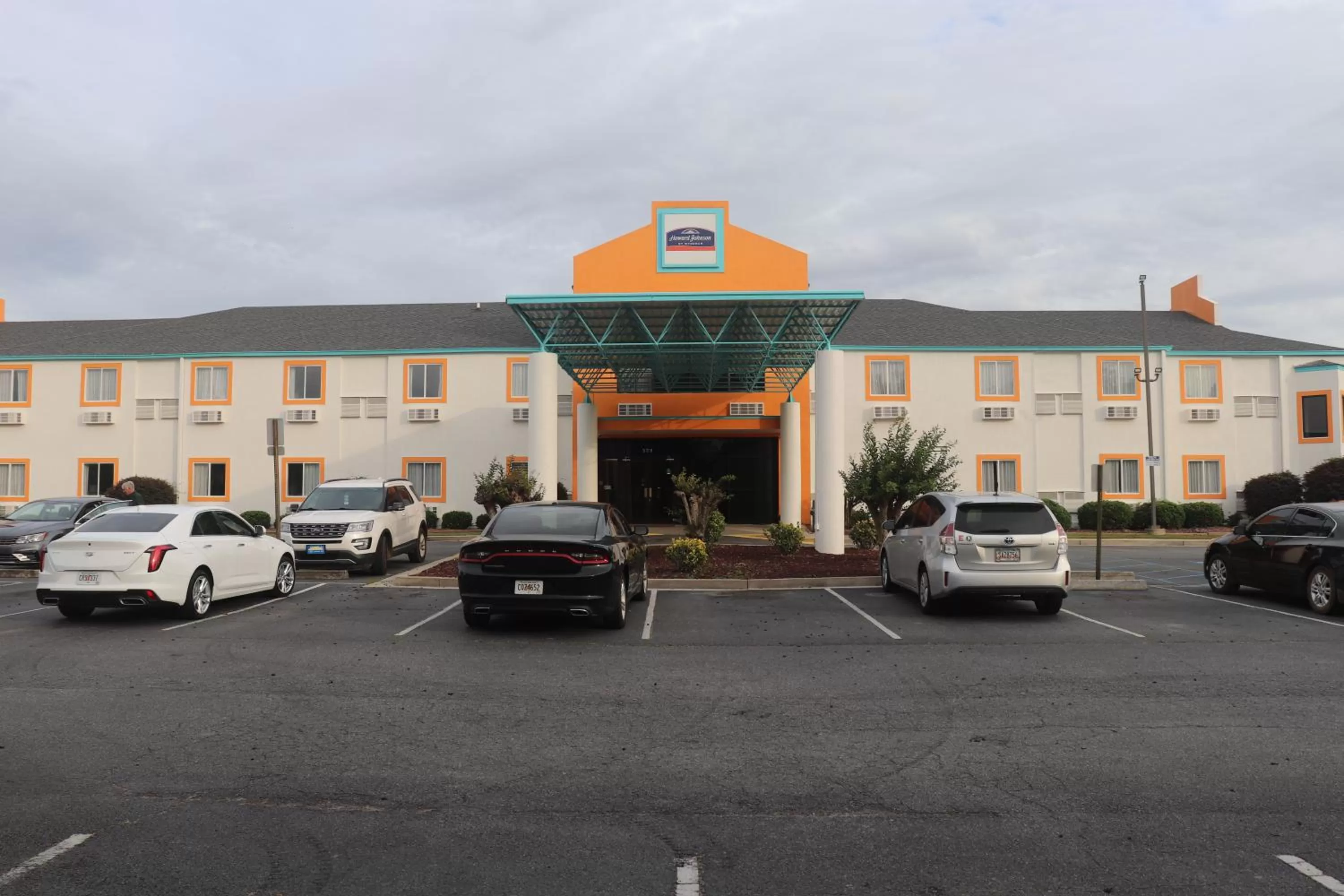 Property building in Howard Johnson by Wyndham Tifton GA I-75