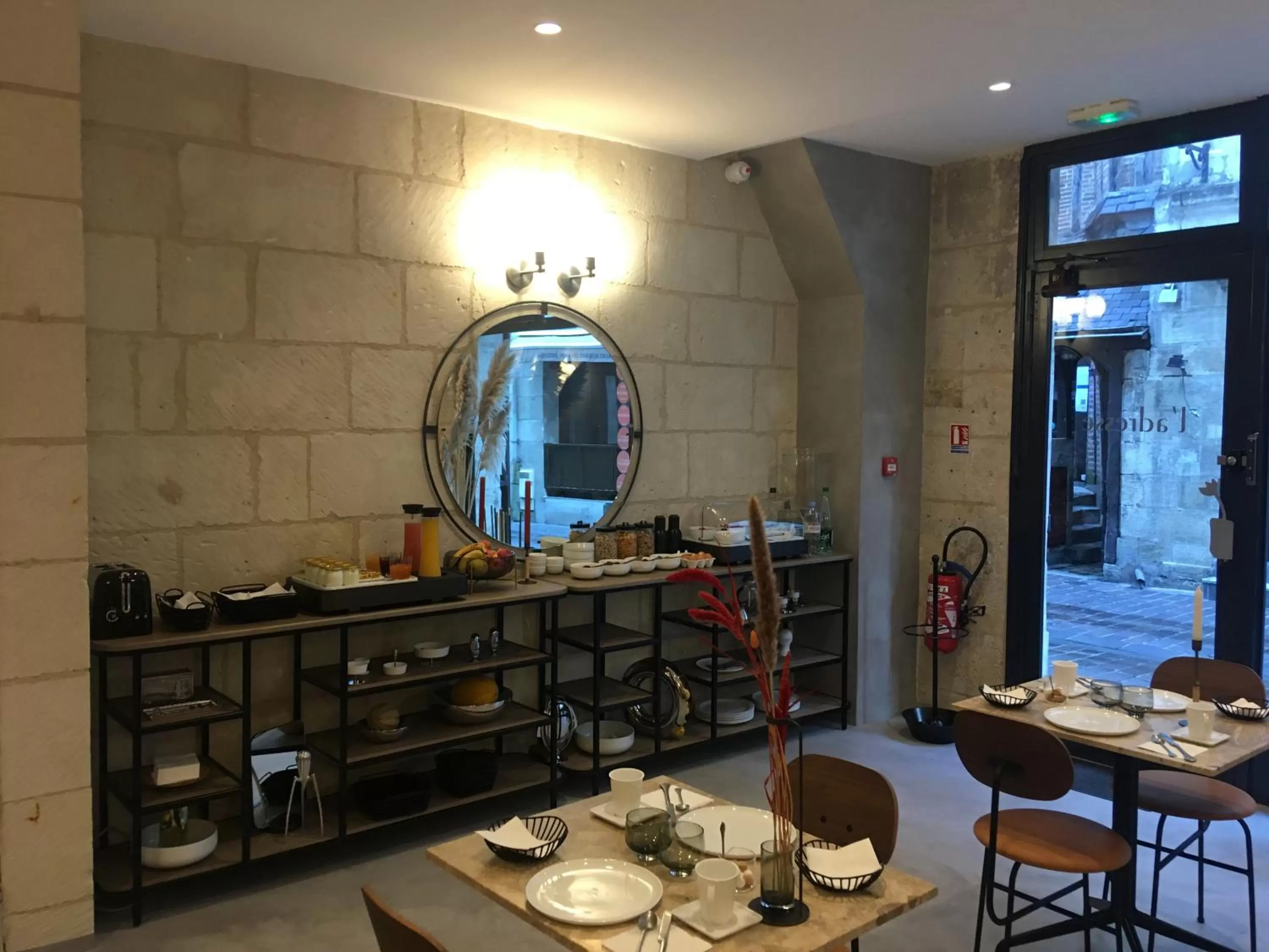 Breakfast in Hôtel L'Adresse