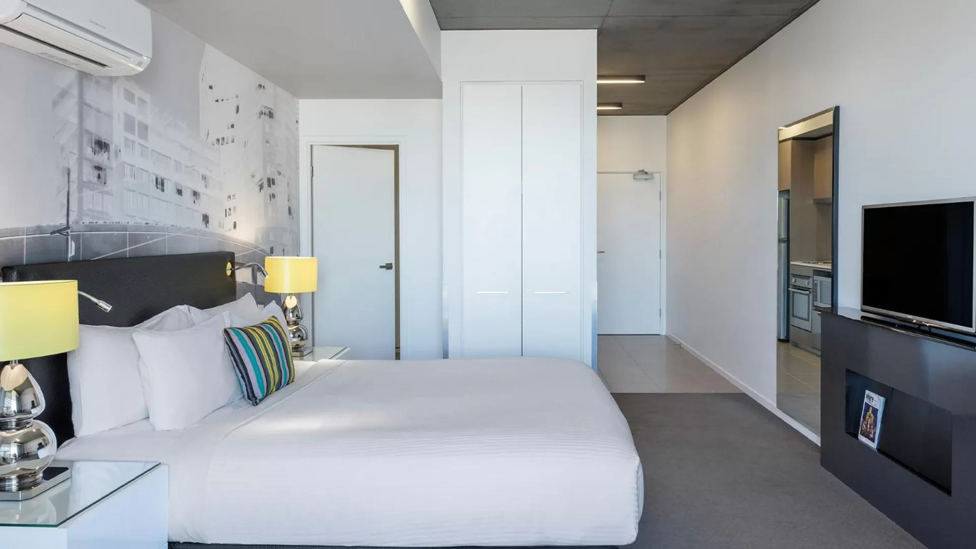 Bed in Oaks Melbourne on William Suites