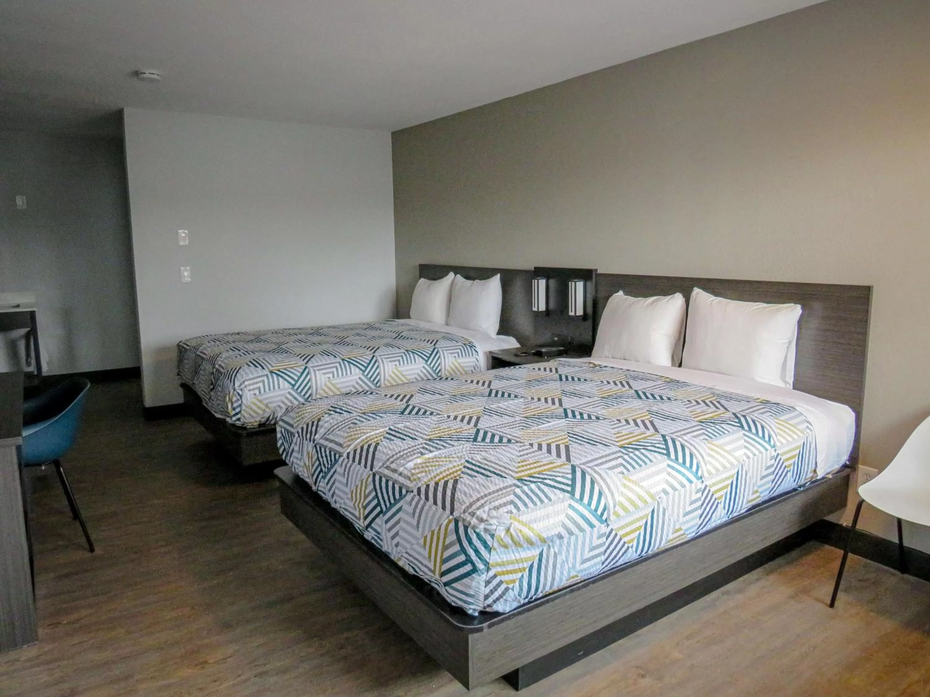 Photo of the whole room, Bed in Motel 6 Tigard, Or - Portland Southwest