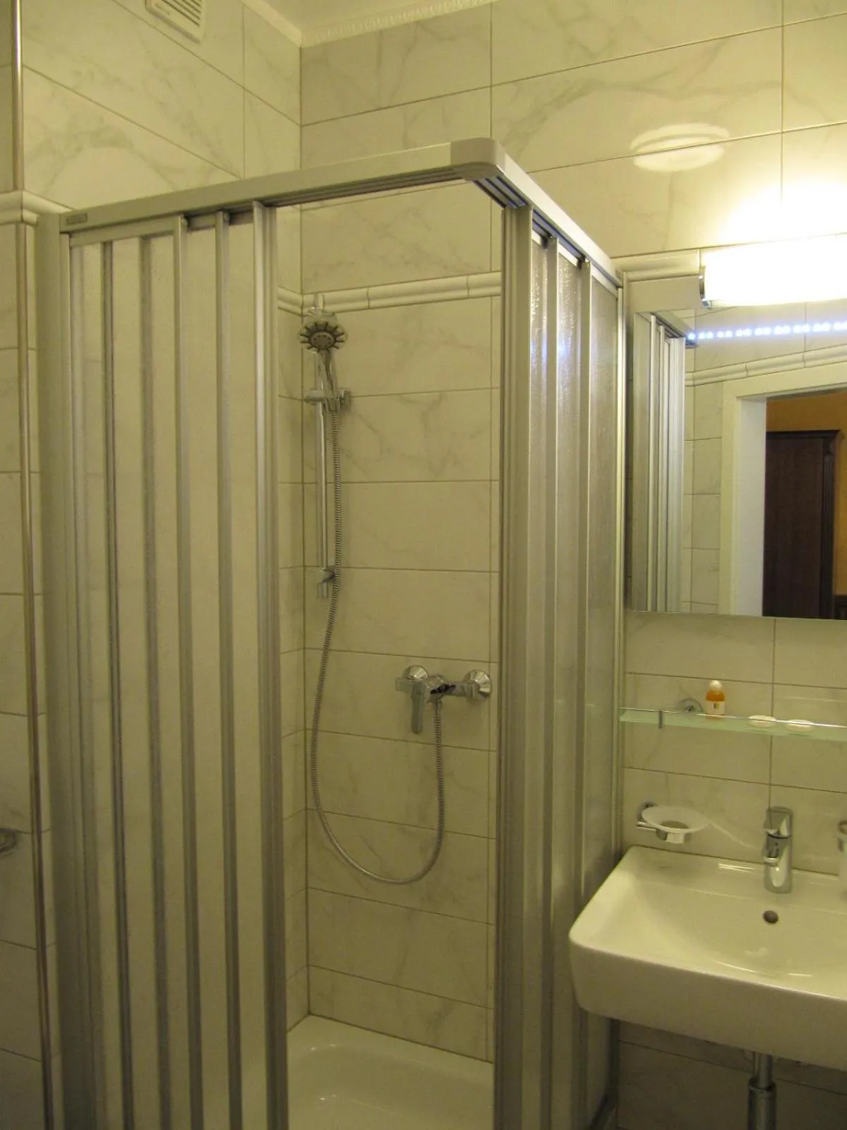 Shower in Hotel am Hauptbahnhof