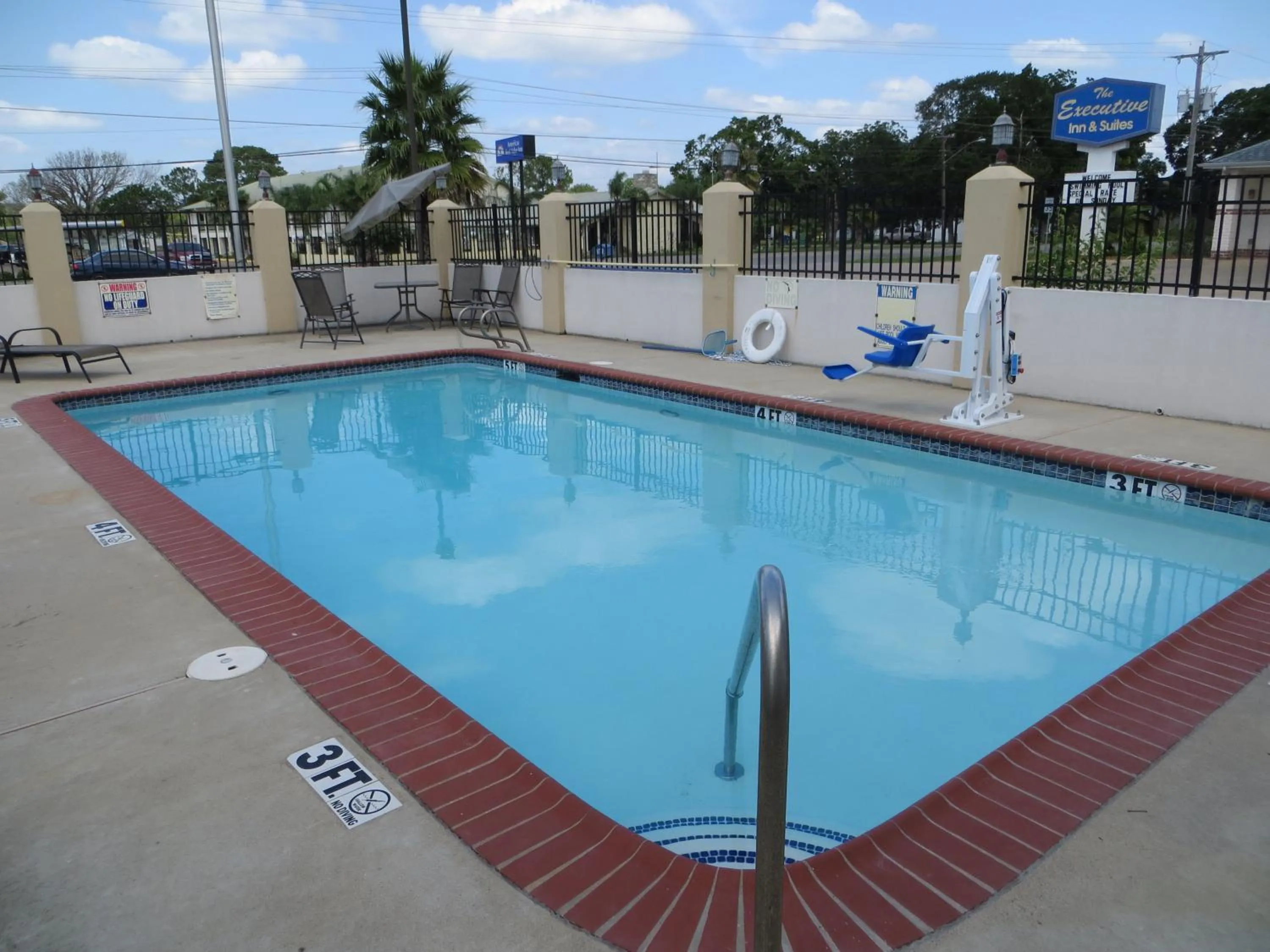 Swimming pool in Executive Inn & Suites West Columbia