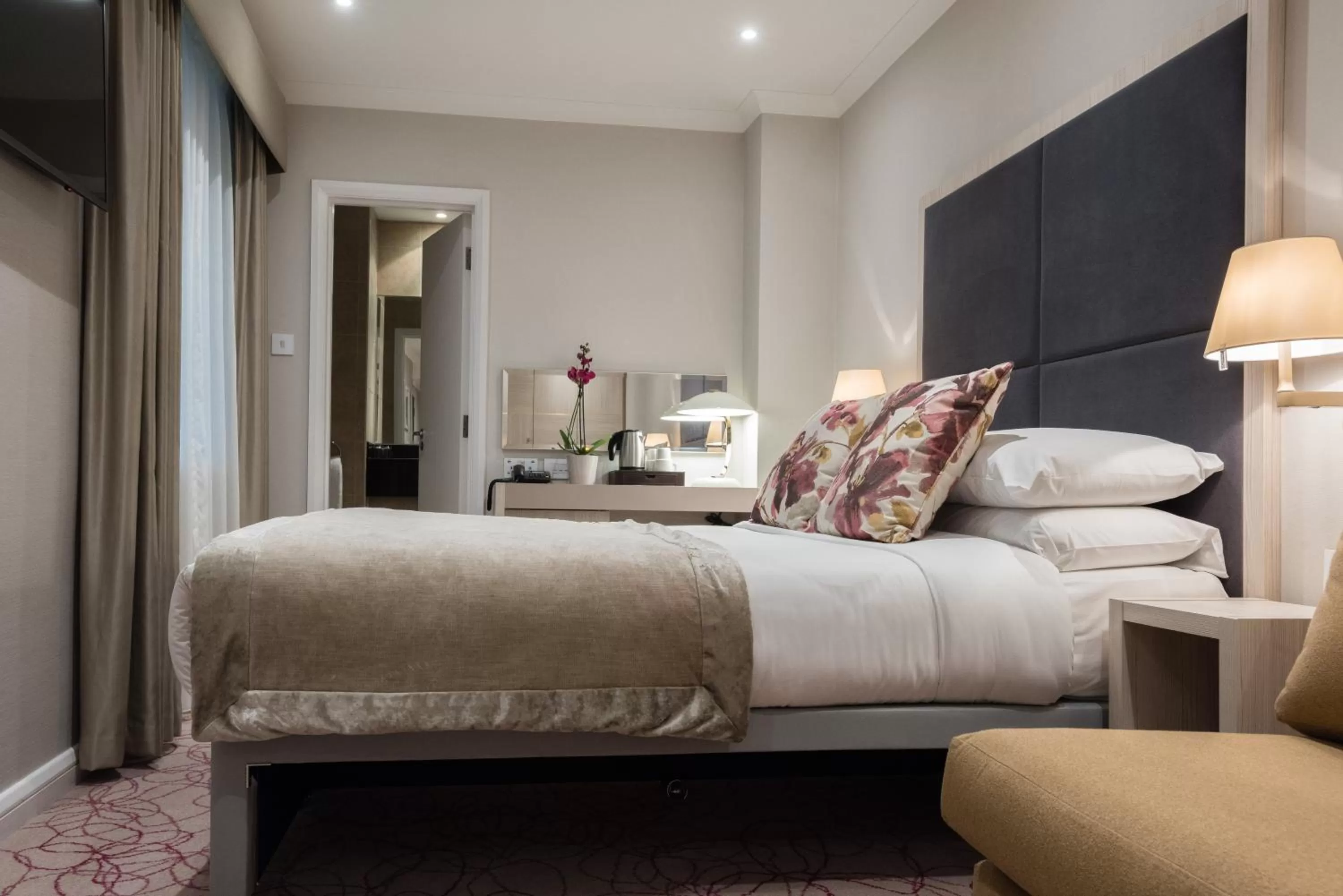 Bed in Blandford Hotel