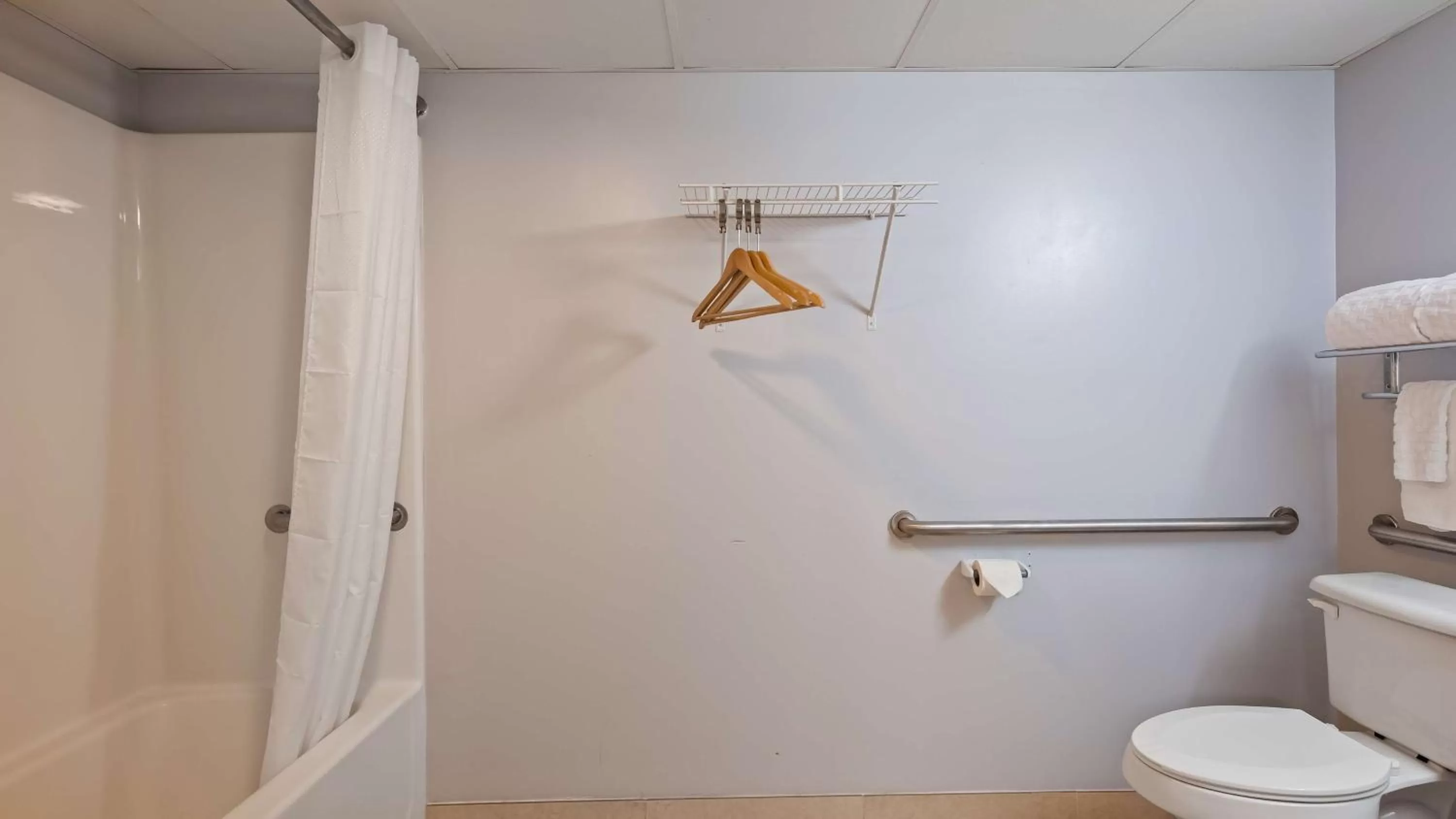 Photo of the whole room, Bathroom in Apple Valley Inn Pigeon Forge