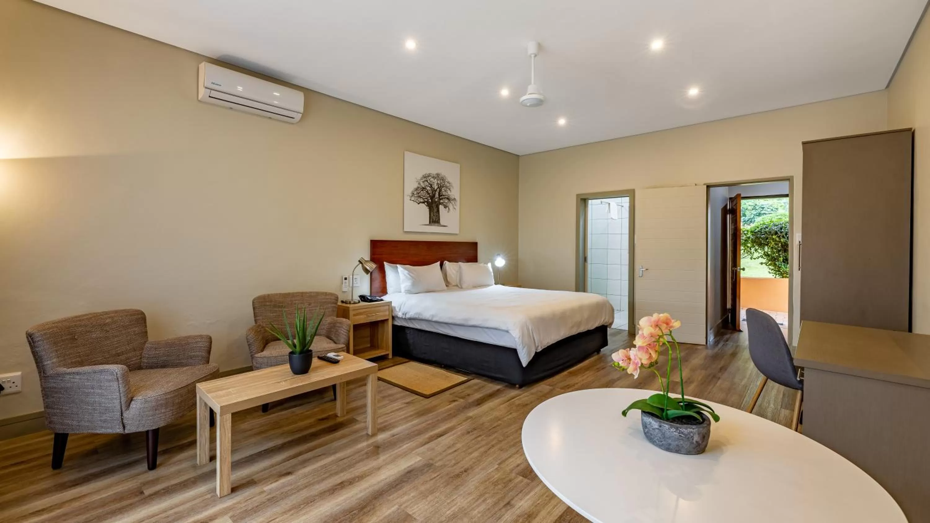 Bedroom, Bed in African Sky Hotels - Pine Lake Inn