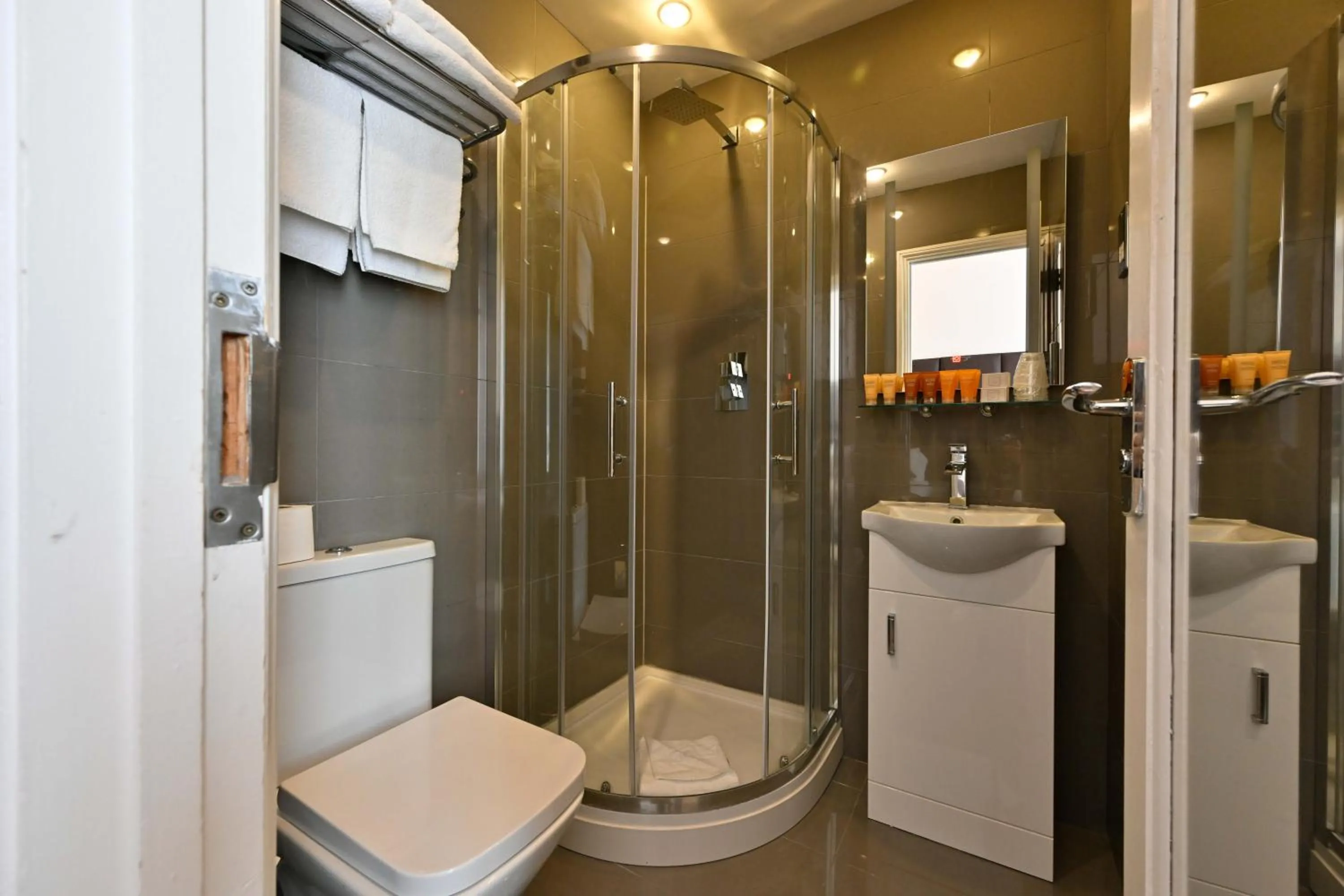 Shower in Duke Of Leinster Hotel