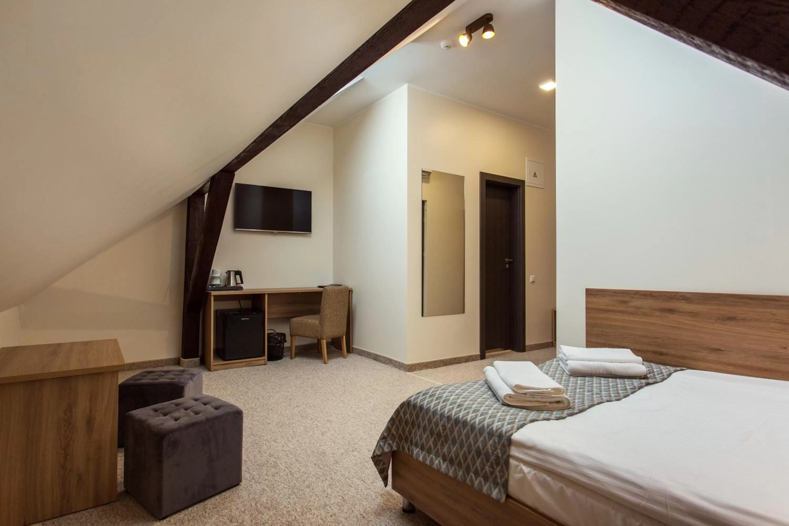 Photo of the whole room, Bed in Old Town Trio