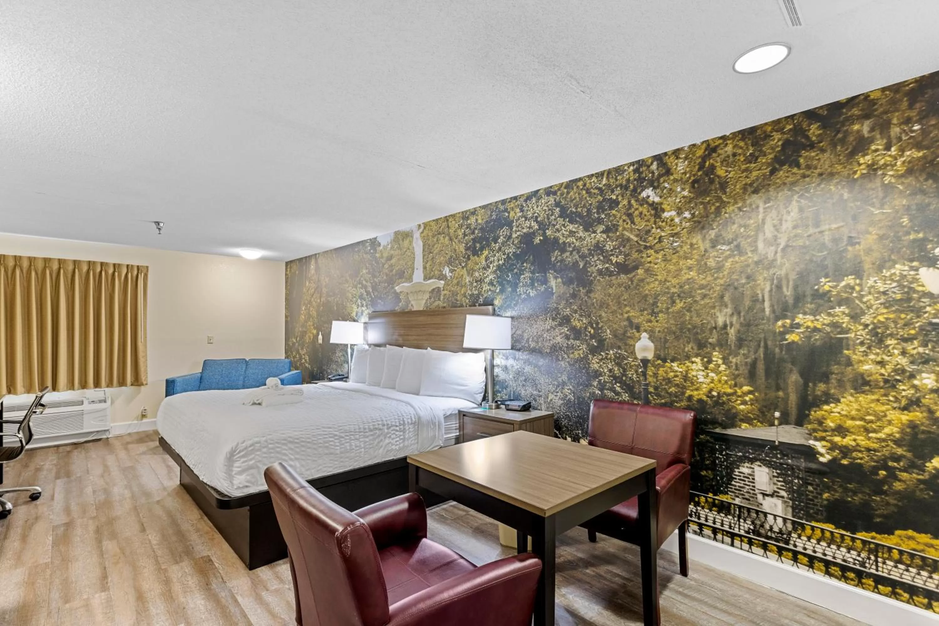 Photo of the whole room, Bed in Clarion Pointe Savannah Gateway I-95