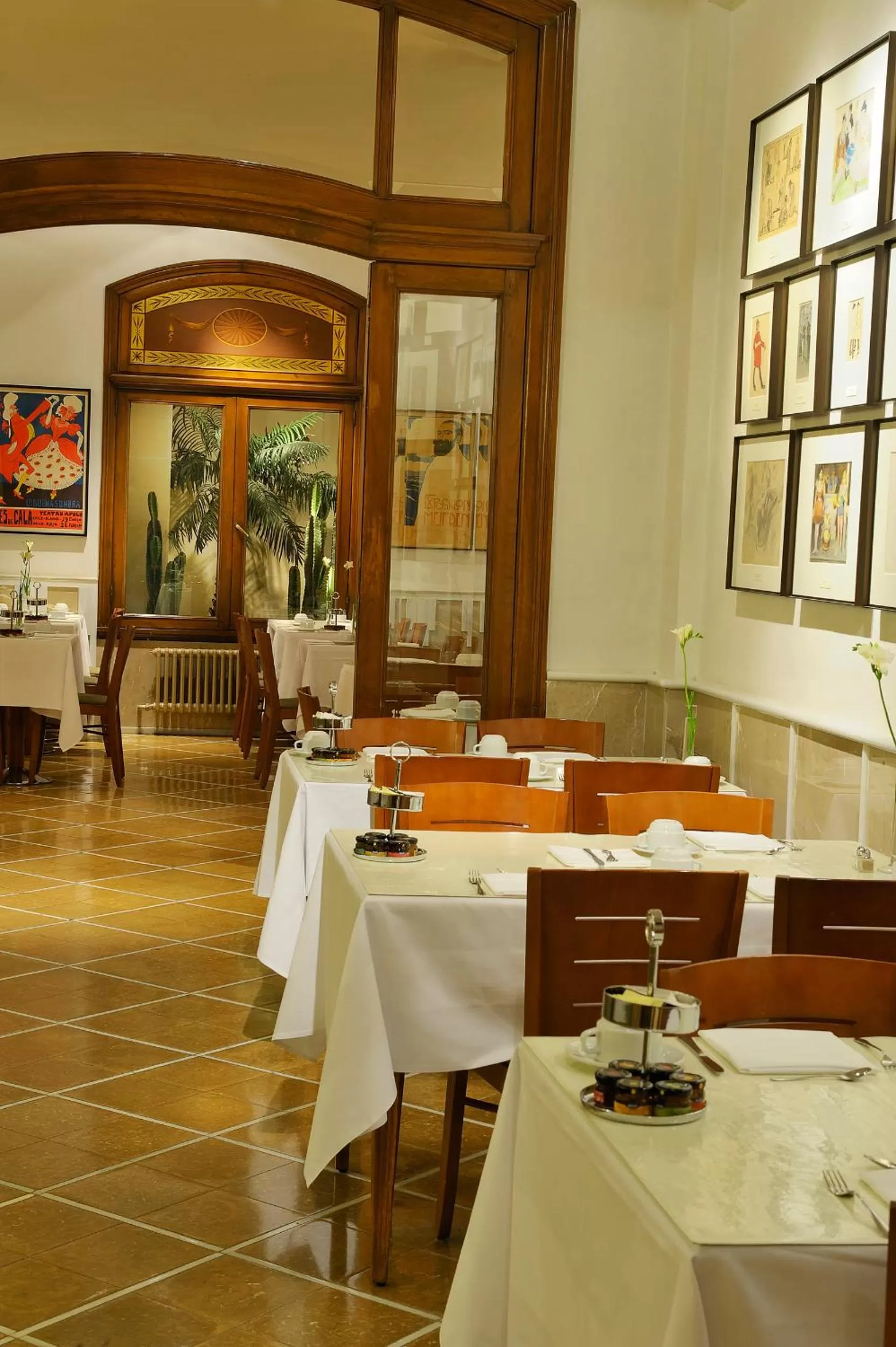 Restaurant/places to eat in Hotel Astoria