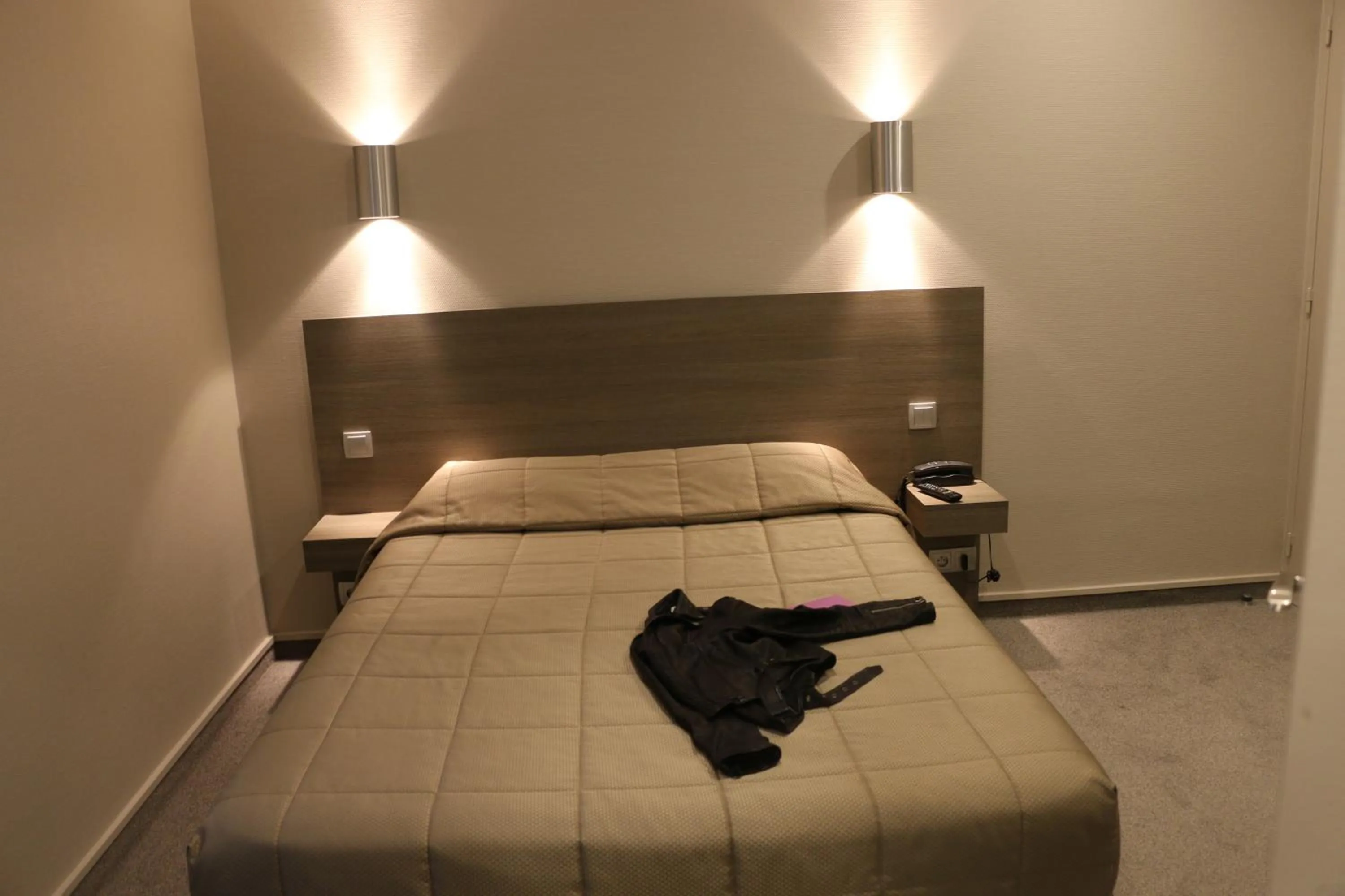 Photo of the whole room, Bed in Hotel Des Arenes