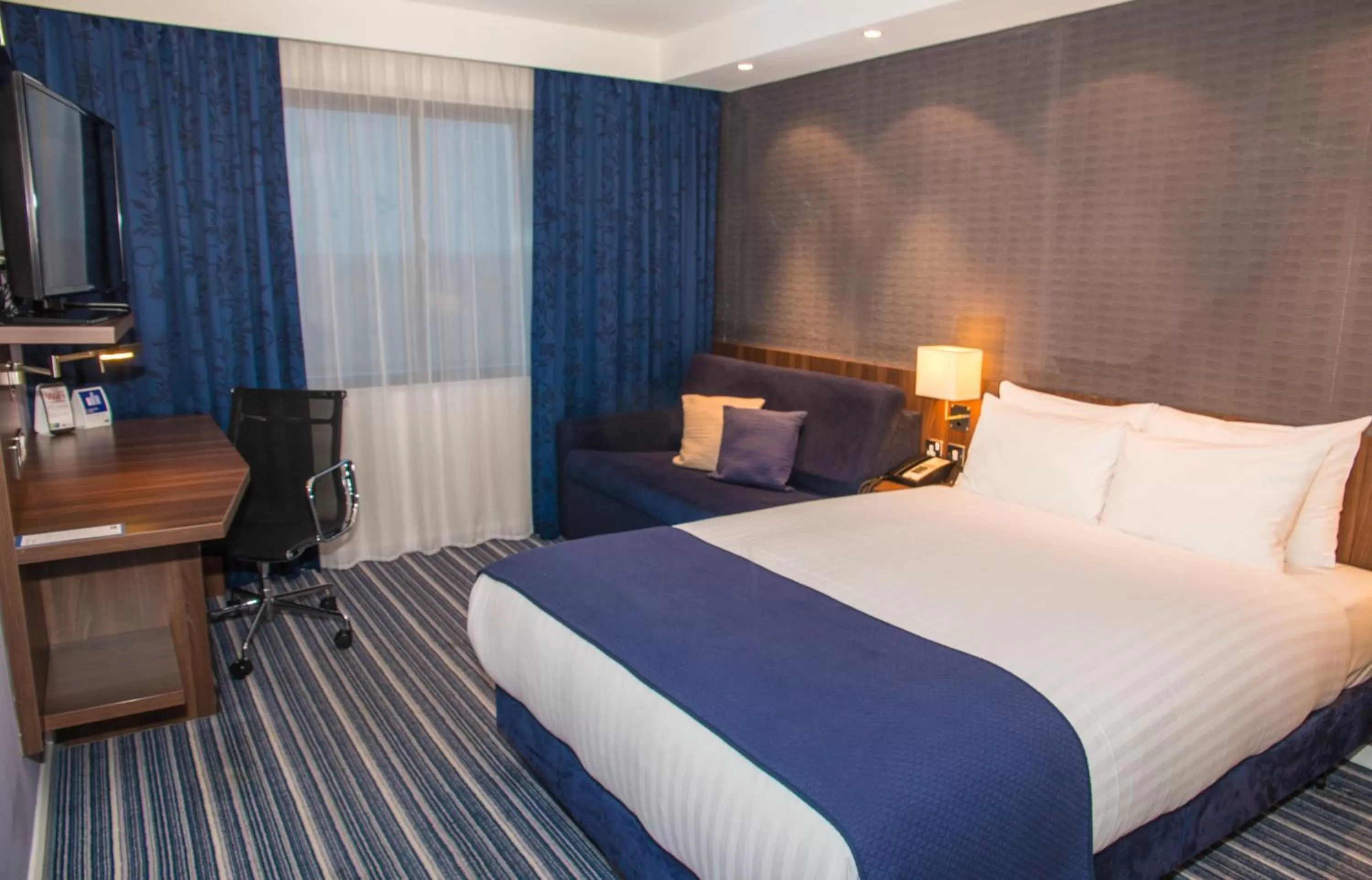 Photo of the whole room, Bed in Holiday Inn Express London Heathrow T5 by IHG