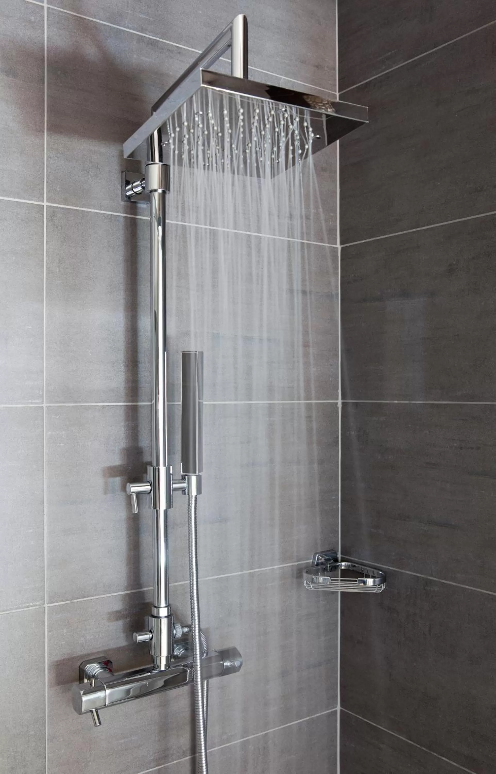 Shower in Best Western Grand Hotel de Bordeaux