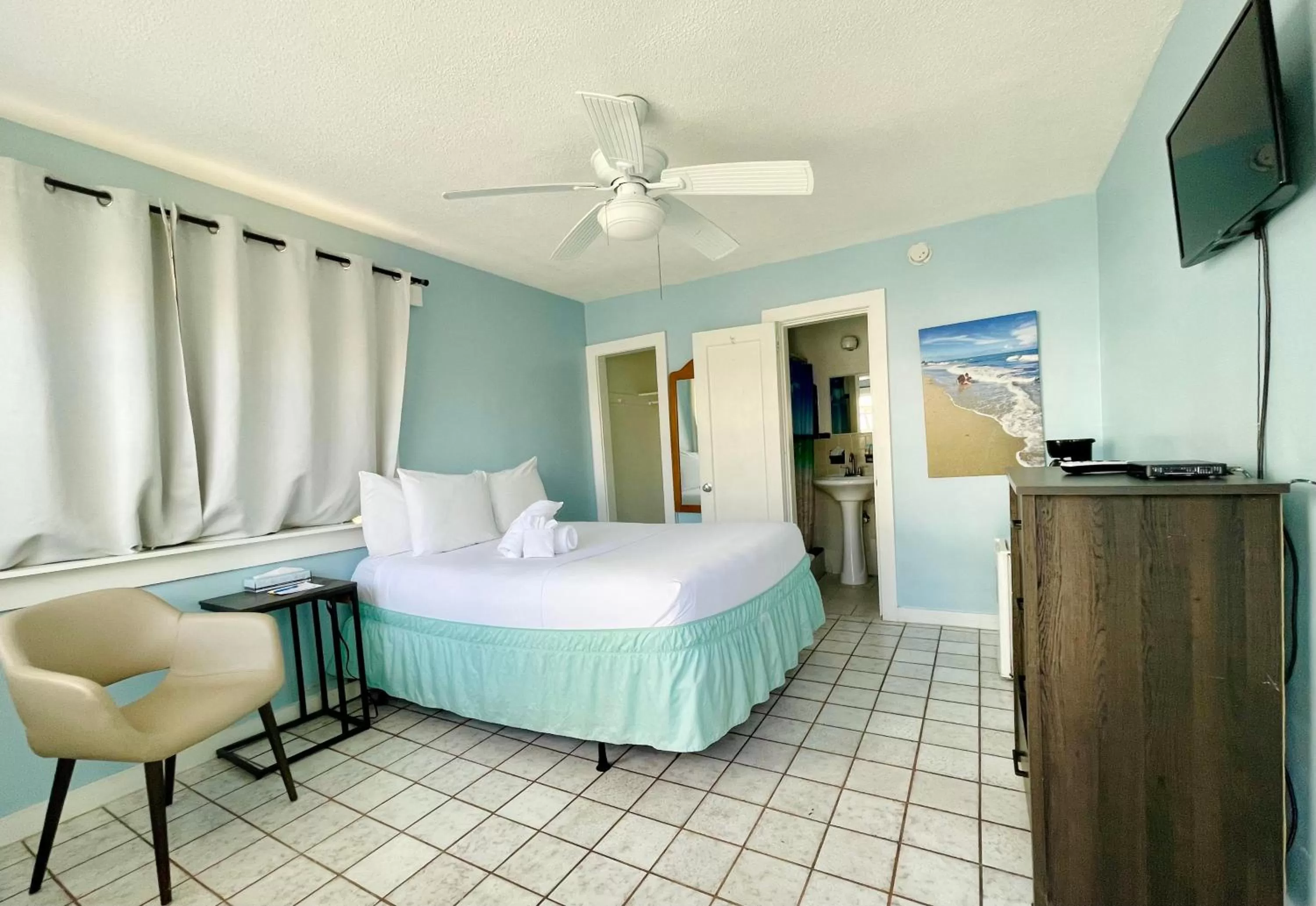 Photo of the whole room, Bed in St Maurice Beach Inn